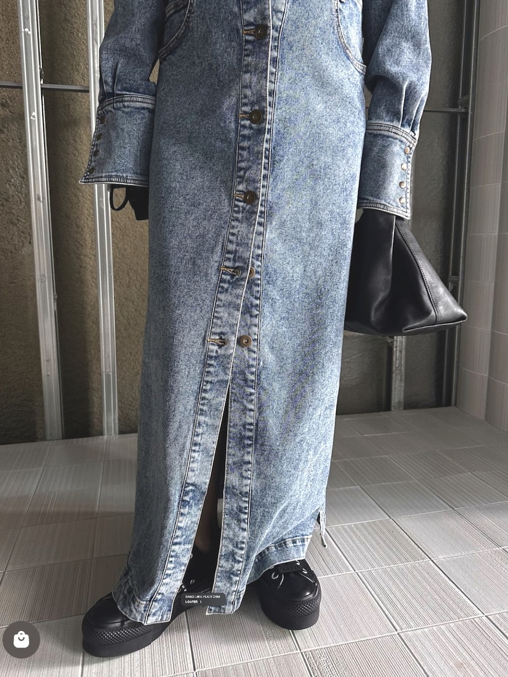 ブラック系のスニーカー、ブラック系のワンピース、シルバー系のネックレスを着用したレディースの秋コーディネートの3枚目の写真