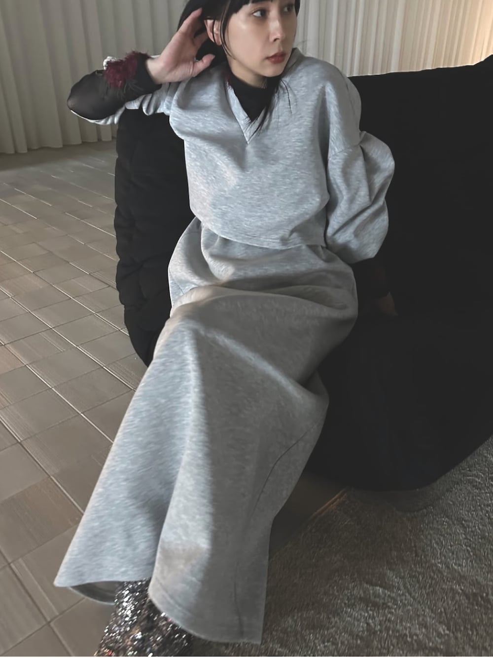 グレー系のワンピース、シルバー系のブーツを着用したレディースの冬コーディネートの5枚目の写真