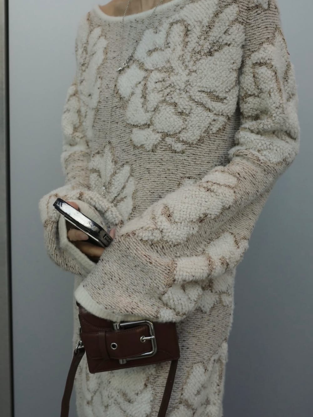 ホワイト系のワンピース/ドレスを着用したレディースの冬コーディネートの3枚目の写真