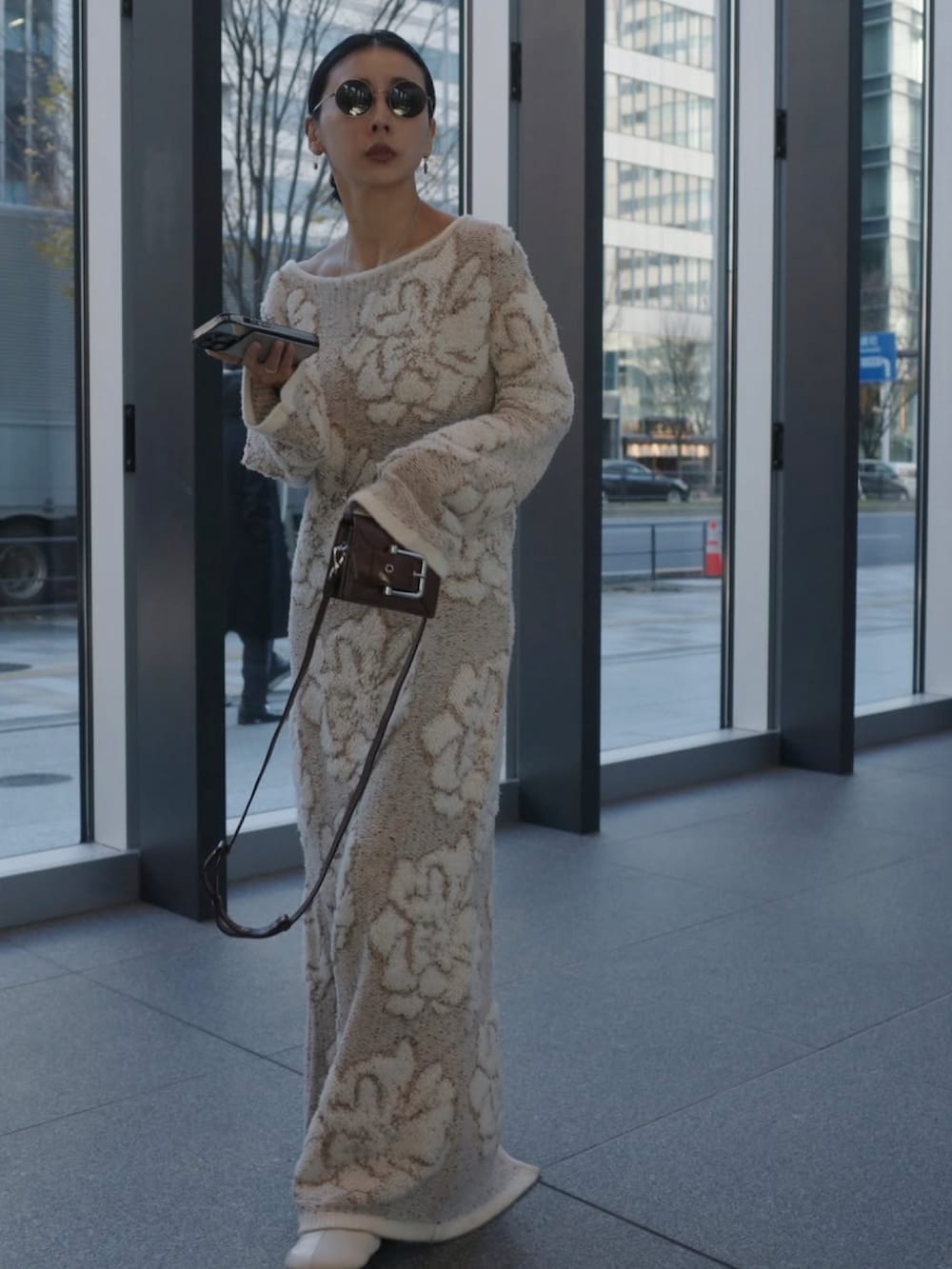 ホワイト系のワンピース/ドレスを着用したレディースの冬コーディネートの2枚目の写真