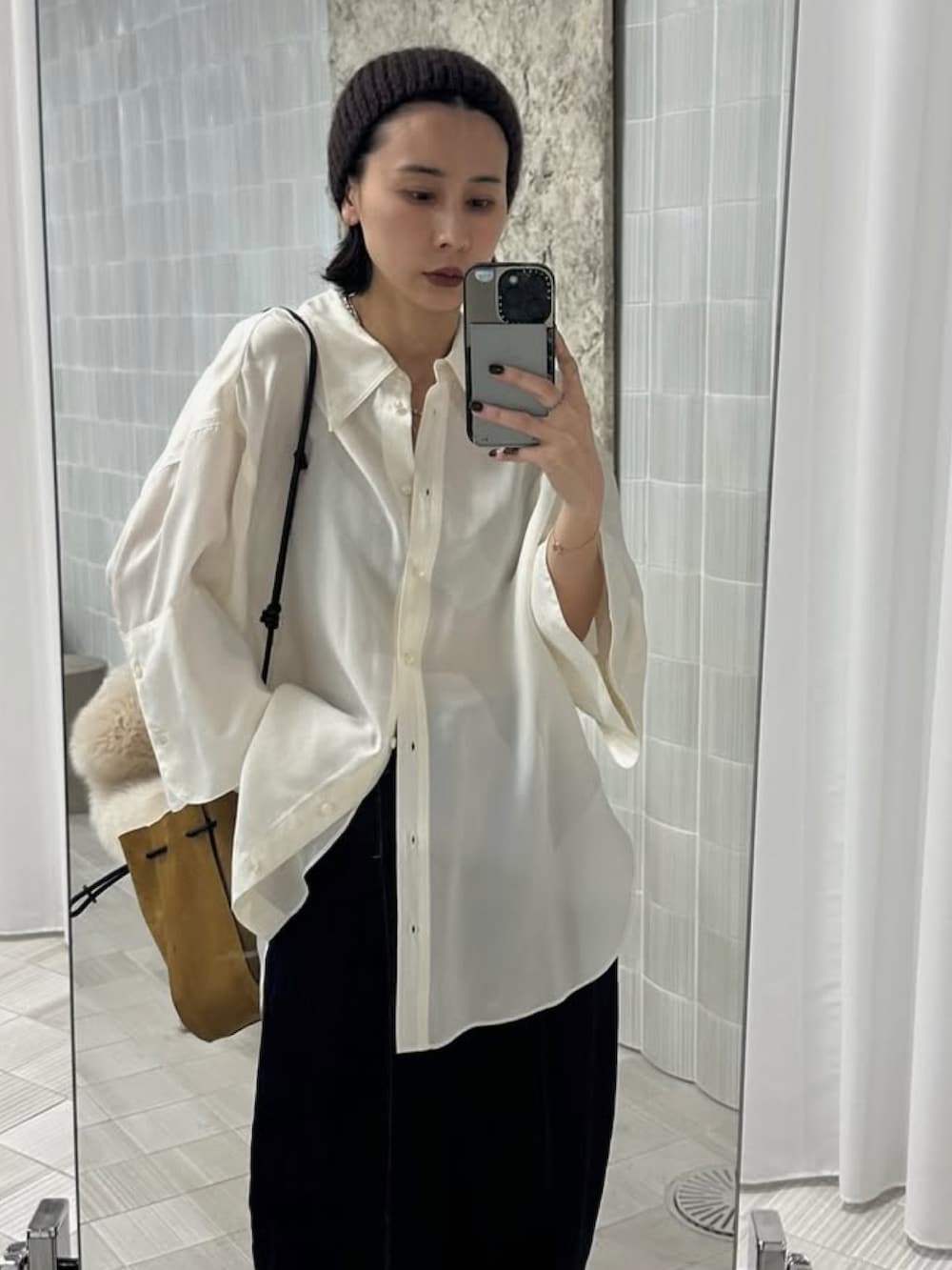 ホワイト系のシャツ/ブラウスを着用したレディースの春コーディネートの2枚目の写真