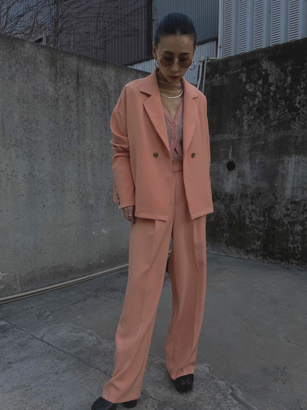 ピンク系のパンツ、ピンク系のニット/セーター、ピンク系のジャケット/アウターを着用したレディースの冬コーディネートの2枚目の写真