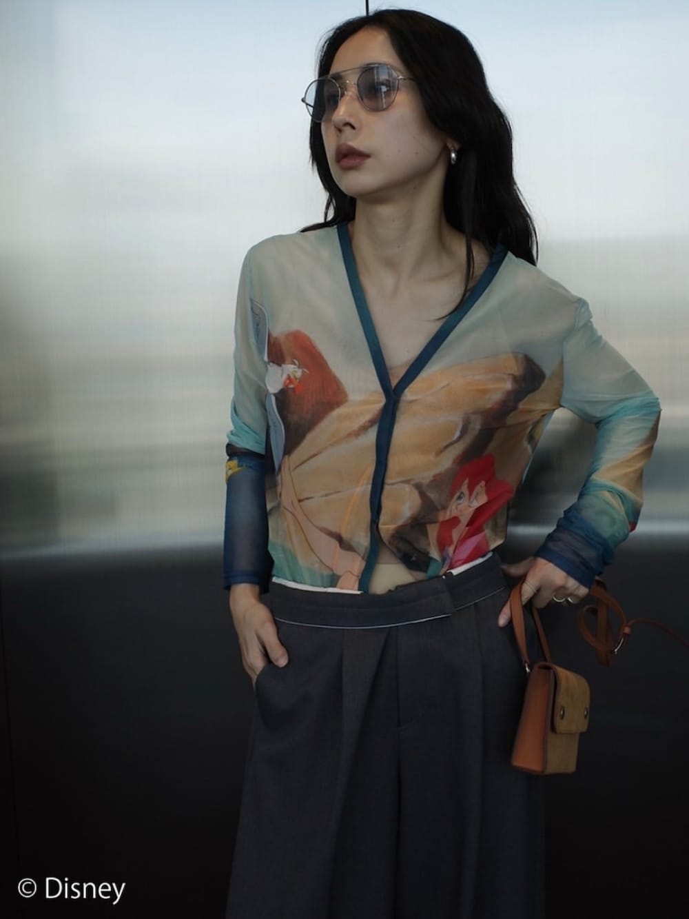 ブラック系のサンダル、ブルー系のカーディガン/ボレロ、グレー系のその他パンツを着用したレディースの秋コーディネートの2枚目の写真