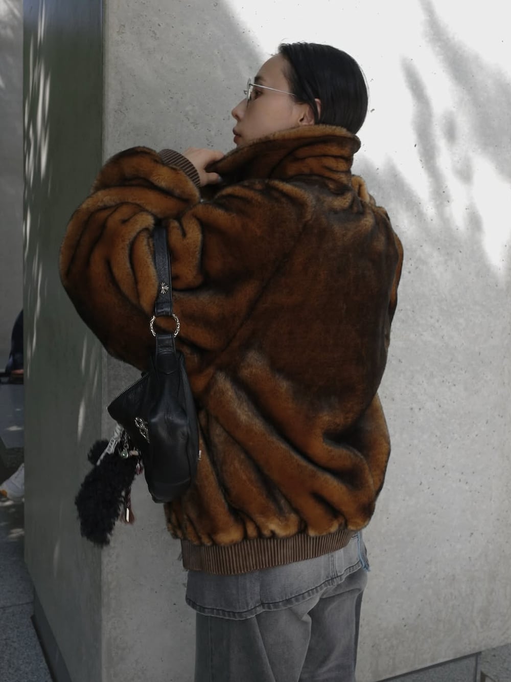 ブラウン系のブルゾンを着用したレディースの秋コーディネートの2枚目の写真