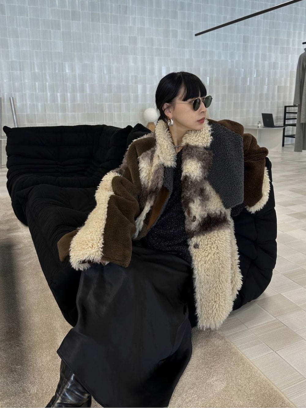 その他のその他アウター、ブラック系のブーツ、ブラック系のワンピースを着用したレディースの秋コーディネートの4枚目の写真