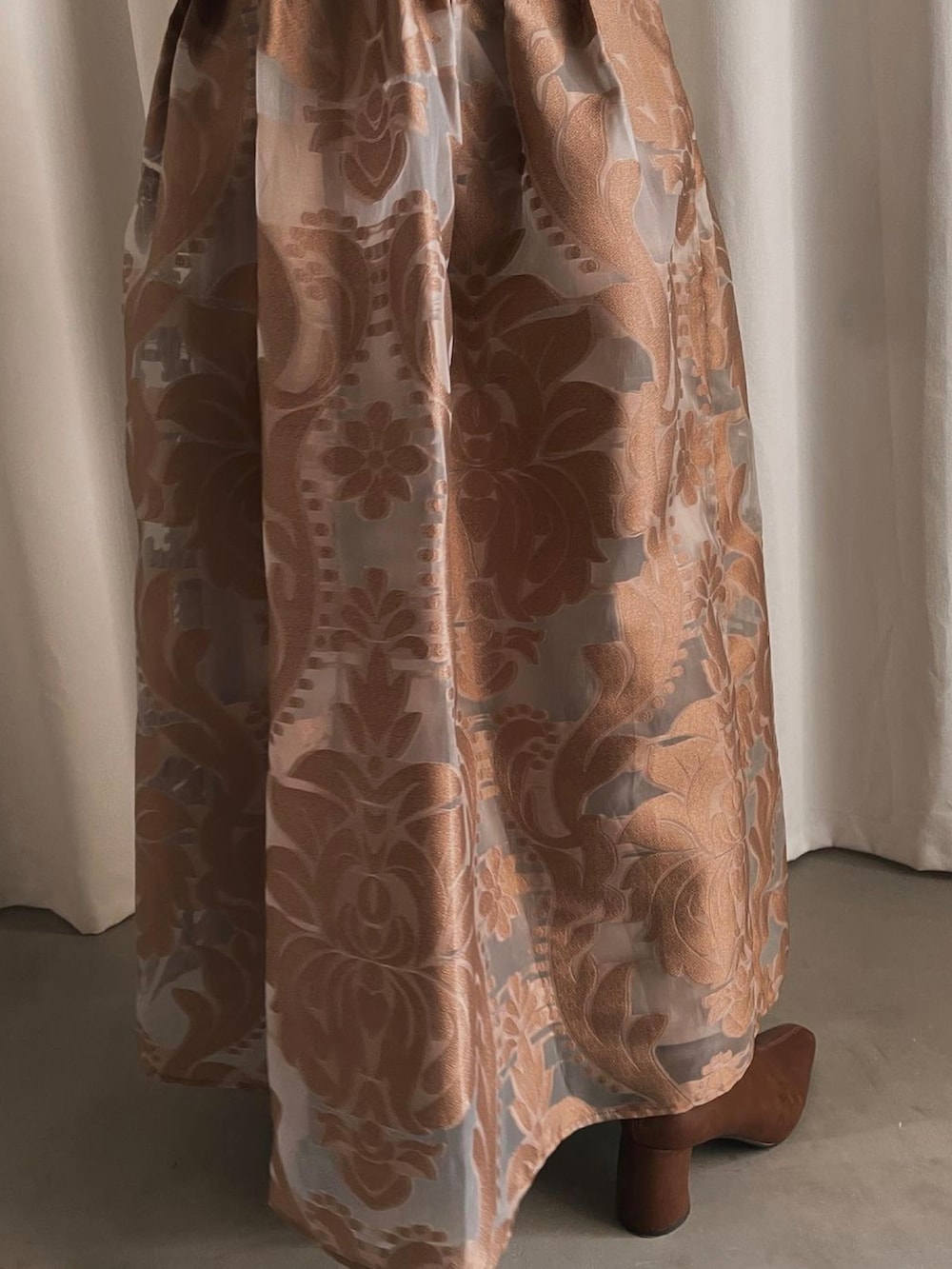 ブラウン系のワンピース、ブラウン系のブーツを着用したレディースの冬コーディネートの5枚目の写真