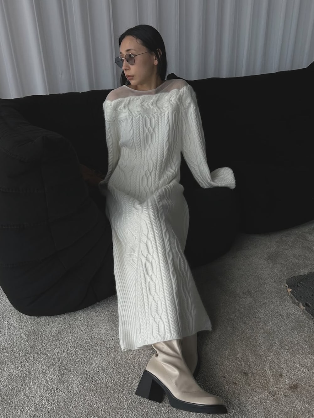 ホワイト系のドレス、ホワイト系のブーツを着用したレディースの秋コーディネートの2枚目の写真