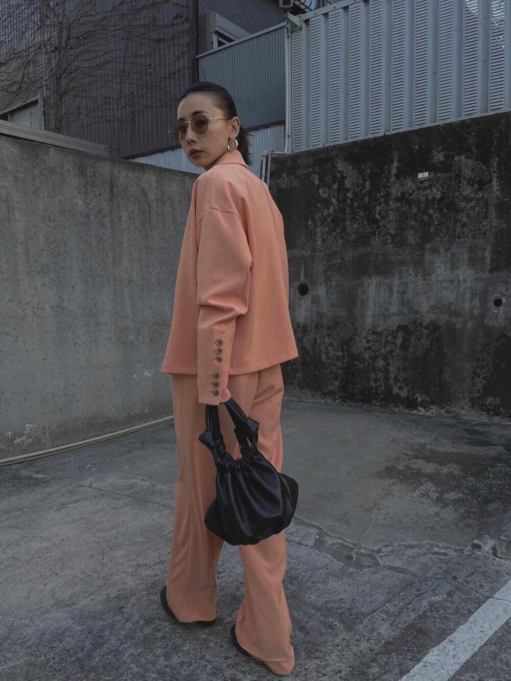 ピンク系のパンツ、ピンク系のニット/セーター、ピンク系のジャケット/アウターを着用したレディースの冬コーディネートの3枚目の写真