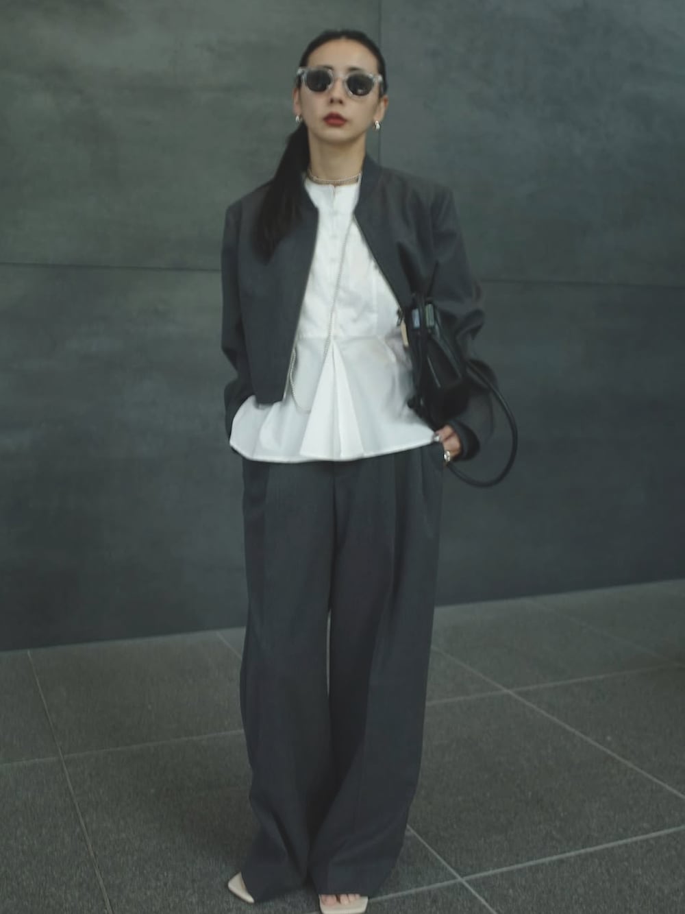 ホワイト系のシャツ/ブラウスを着用したレディースの秋コーディネートの2枚目の写真