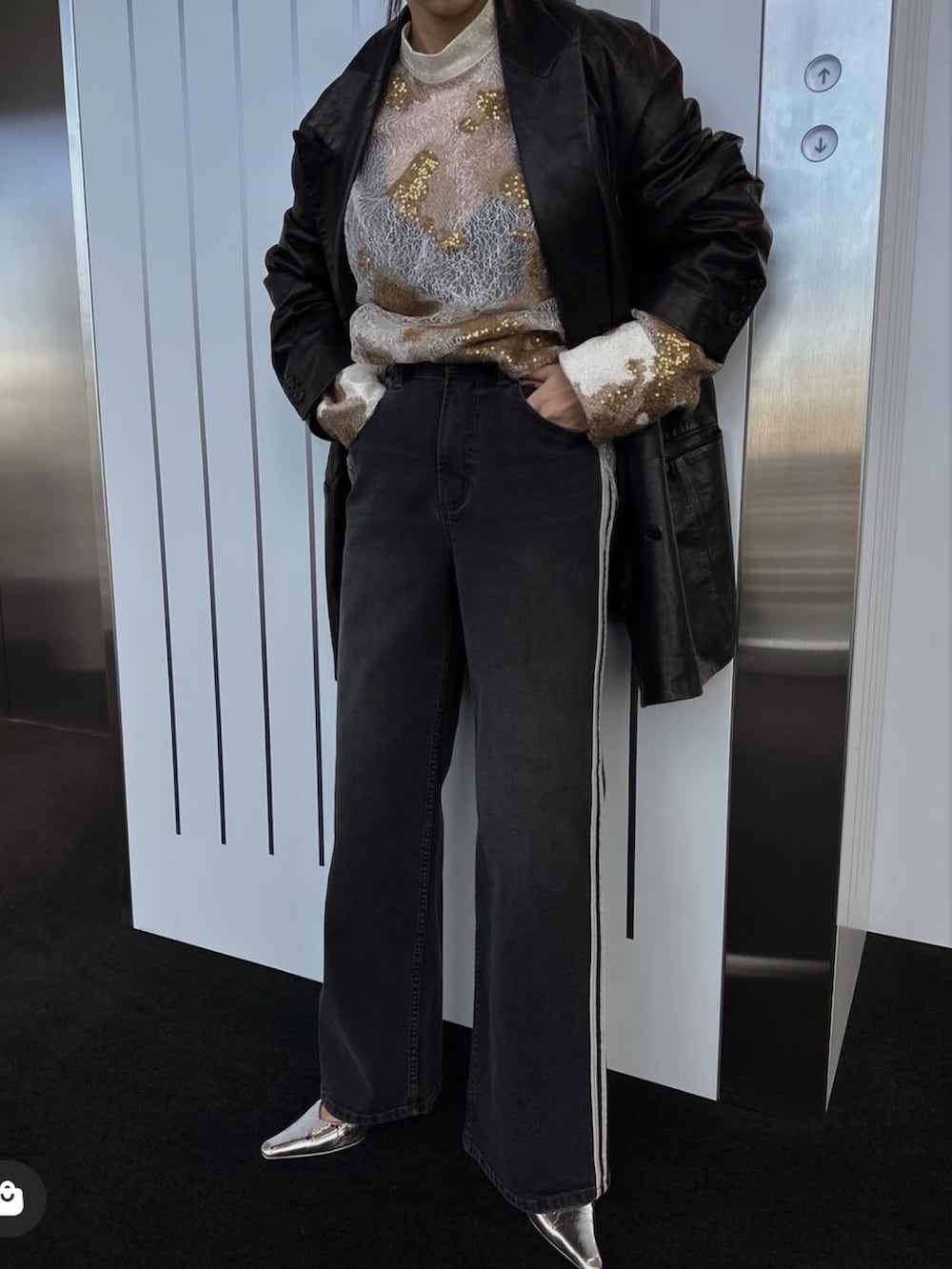 ブラック系のデニムパンツ、ホワイト系のTシャツ/カットソー、シルバー系のパンプスを着用したレディースの冬コーディネートの4枚目の写真