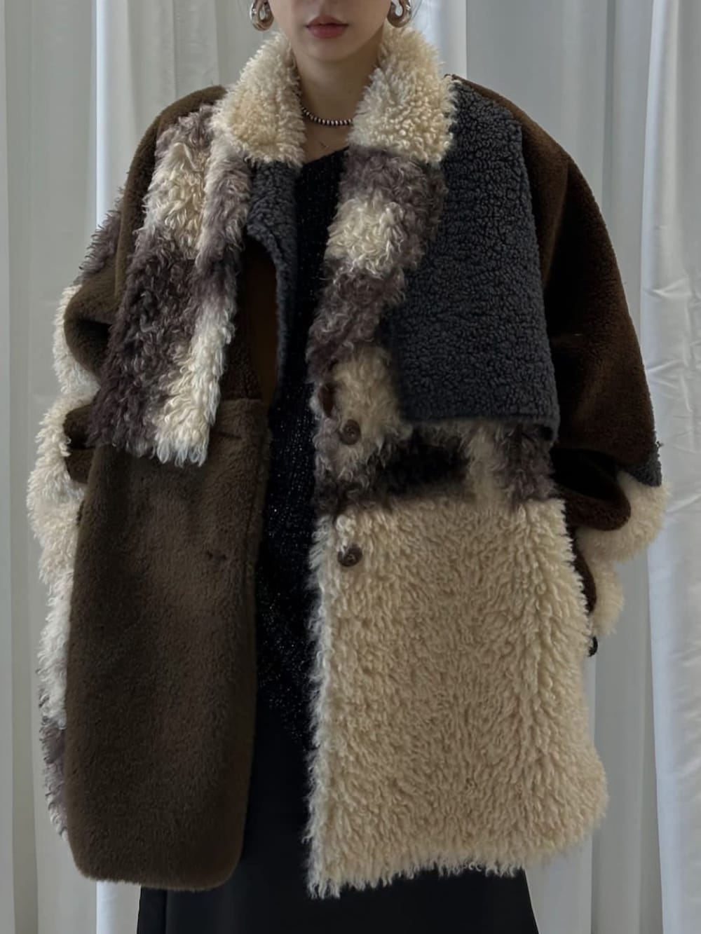 その他のその他アウター、ブラック系のブーツ、ブラック系のワンピースを着用したレディースの秋コーディネートの5枚目の写真