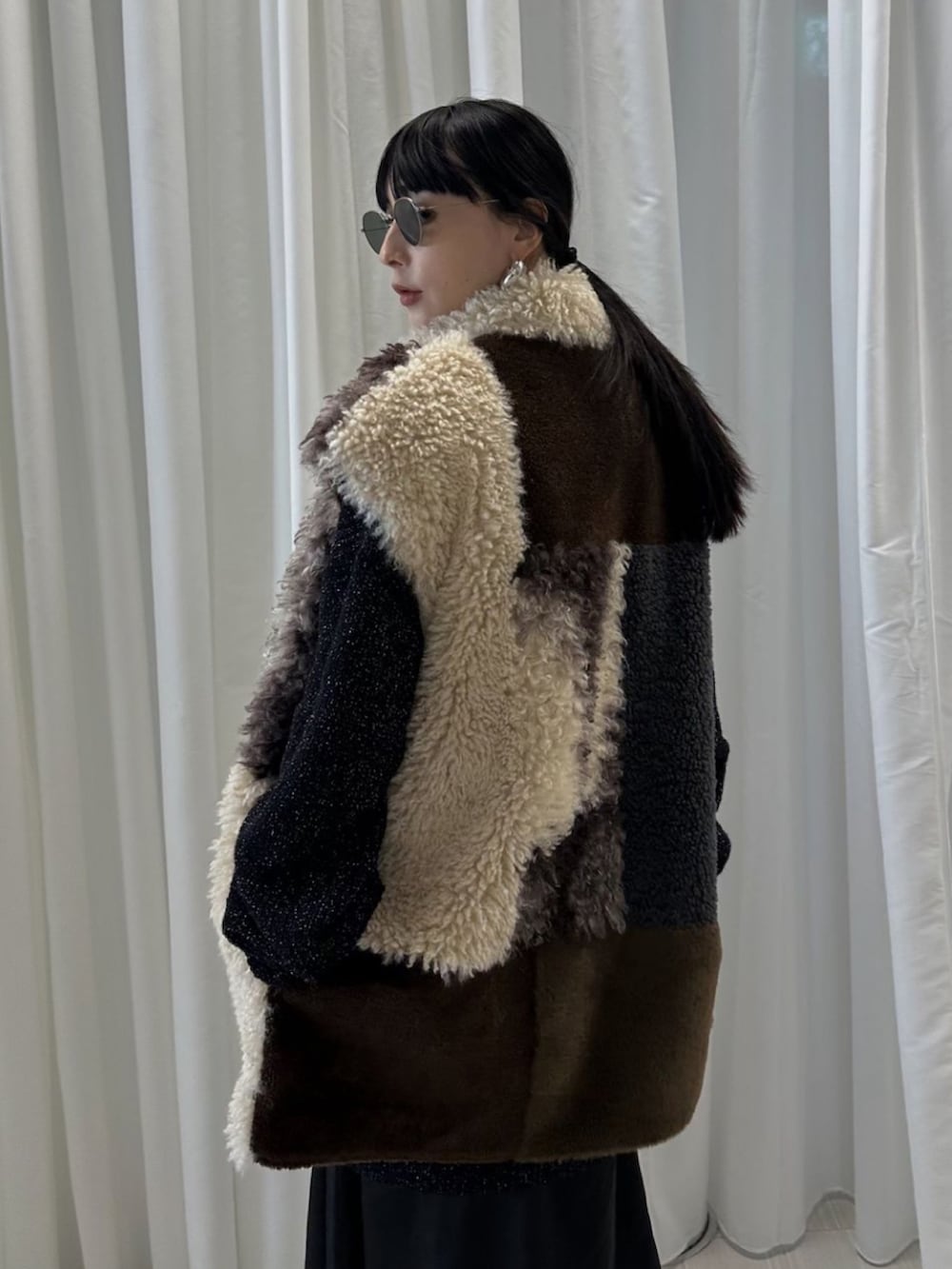 その他のその他アウター、ブラック系のブーツ、ブラック系のワンピースを着用したレディースの秋コーディネートの3枚目の写真