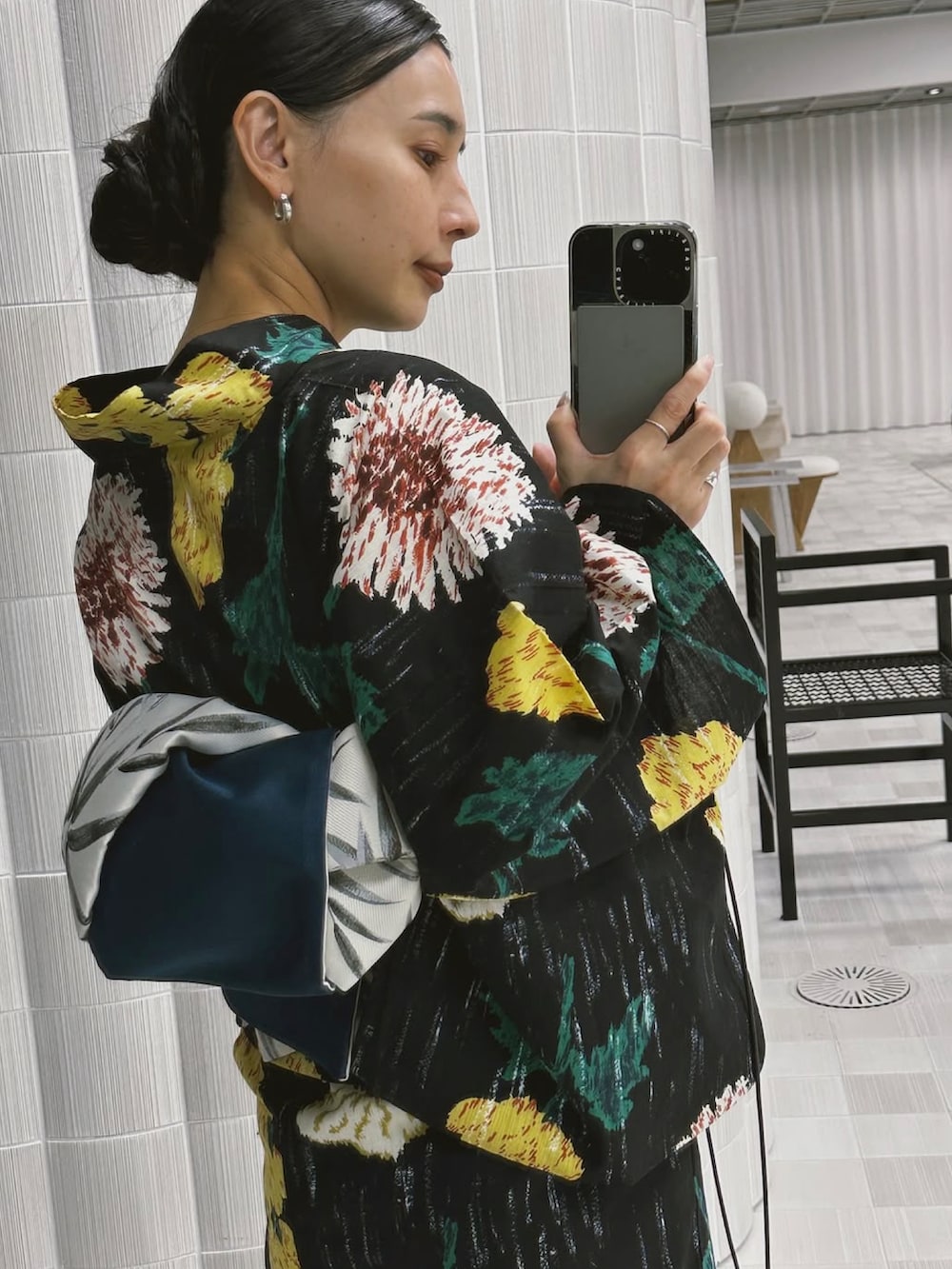 ブラック系の浴衣を着用したレディースの夏コーディネートの2枚目の写真