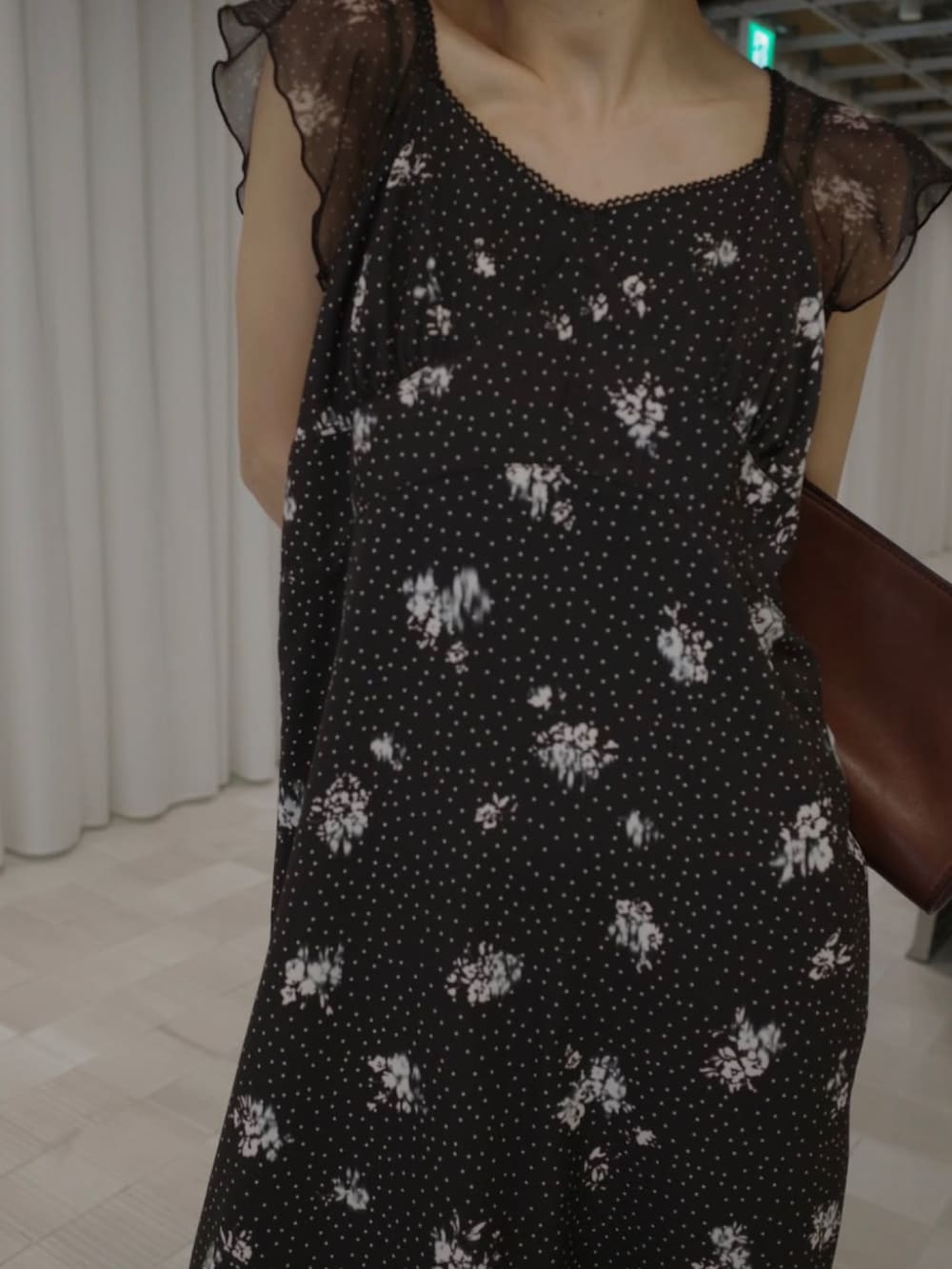 ブラック系のワンピース/ドレスを着用したレディースの春コーディネートの3枚目の写真