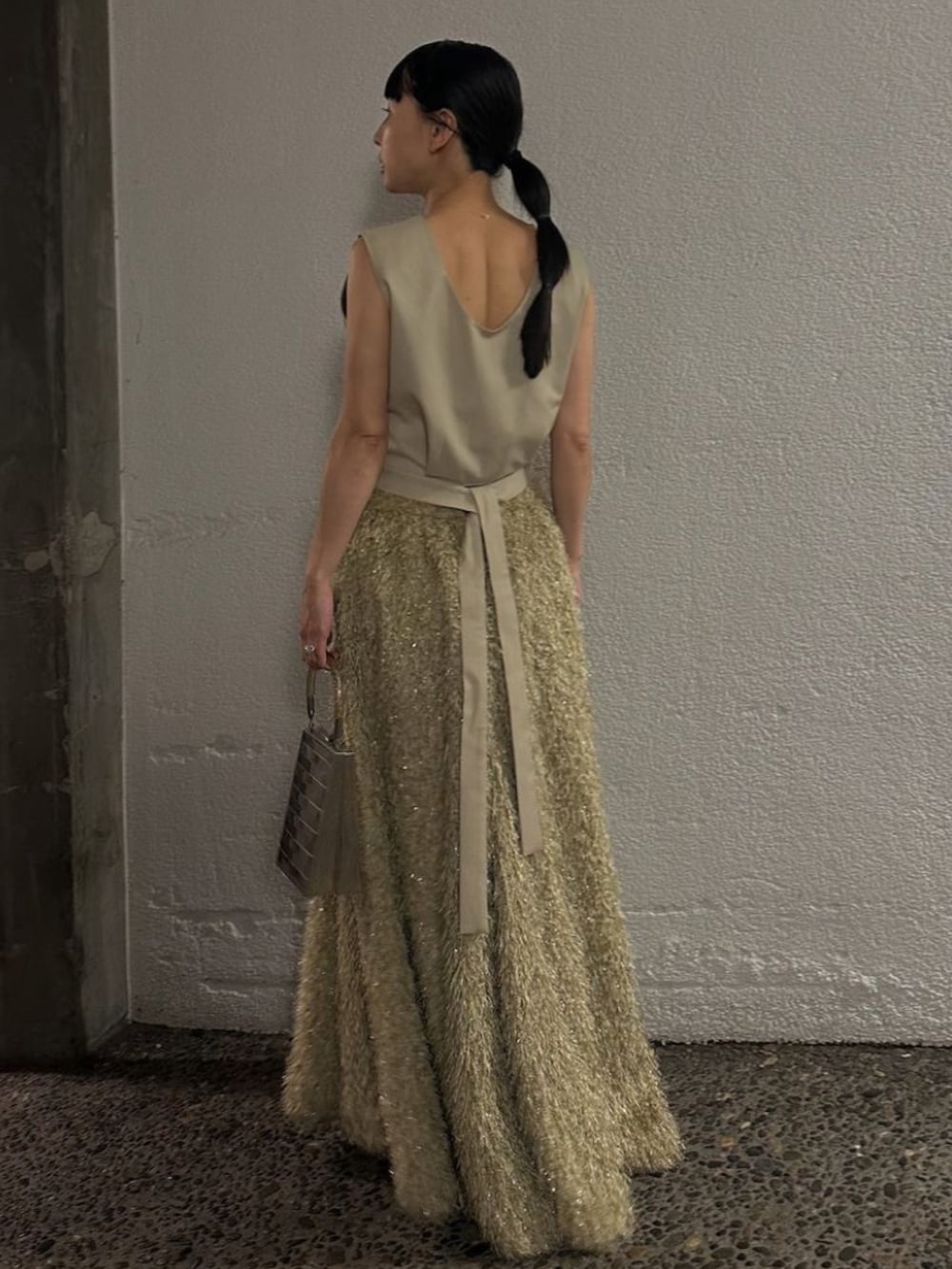 ベージュ系のワンピースを着用したレディースの秋コーディネートの2枚目の写真