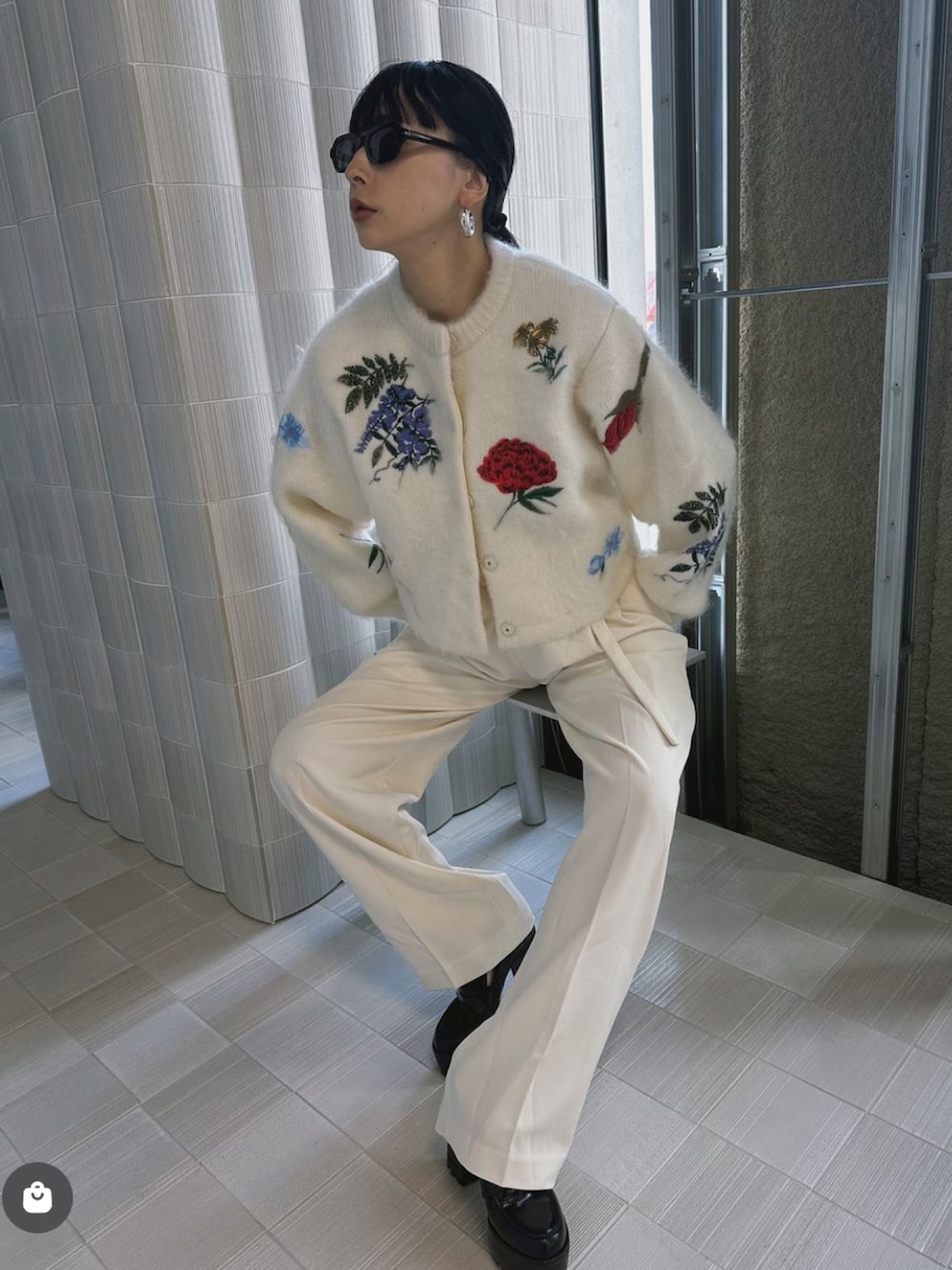 ホワイト系のカーディガン/ボレロ、ホワイト系のその他パンツを着用したレディースの秋コーディネートの2枚目の写真