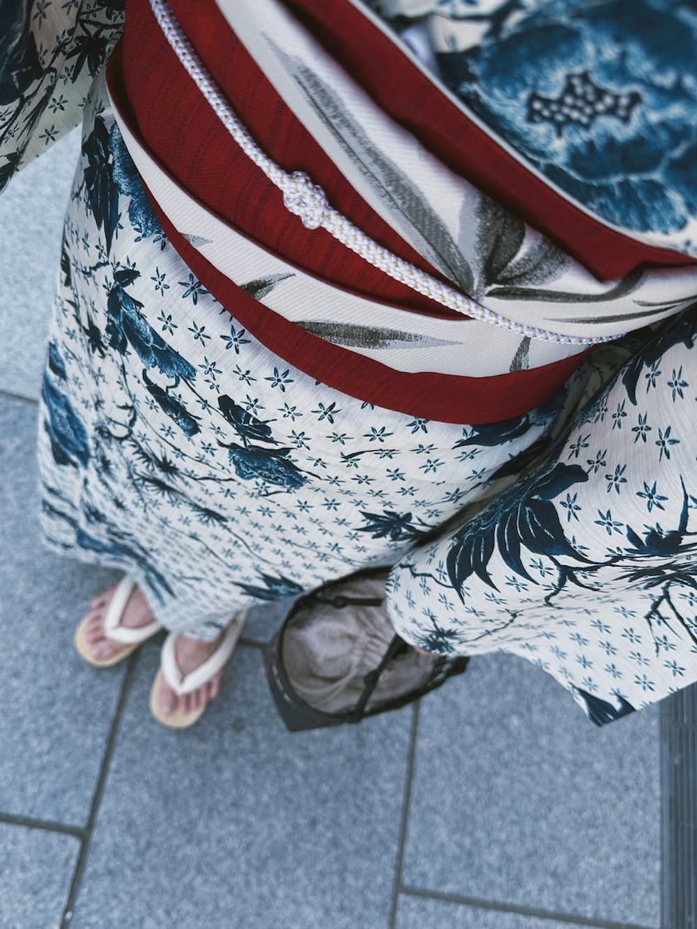 ブラック系のバッグ、ホワイト系の浴衣を着用したレディースの夏コーディネートの3枚目の写真