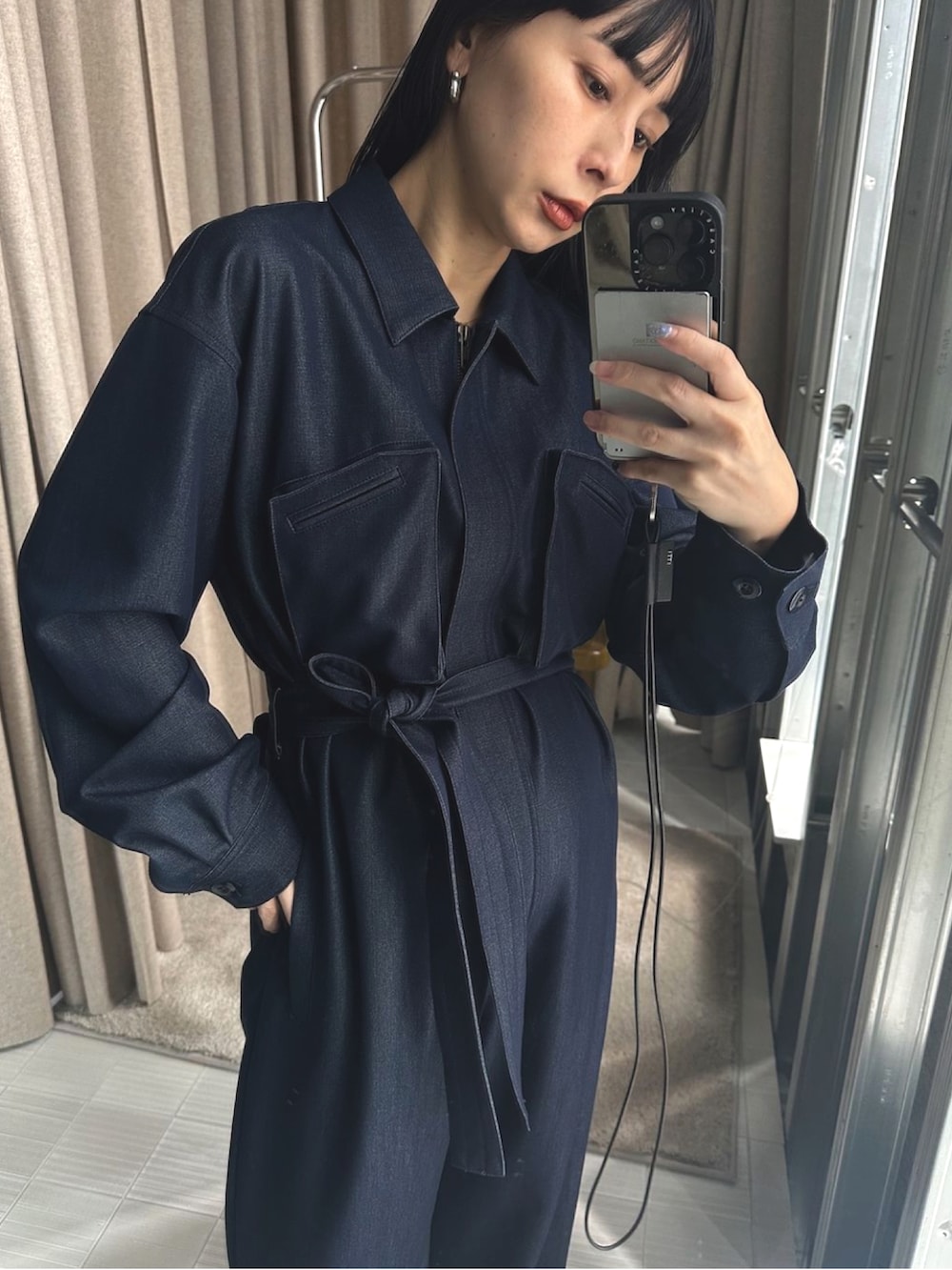 ブラック系のパンプス、ブルー系のサロペット/オーバーオールを着用したレディースの秋コーディネートの2枚目の写真