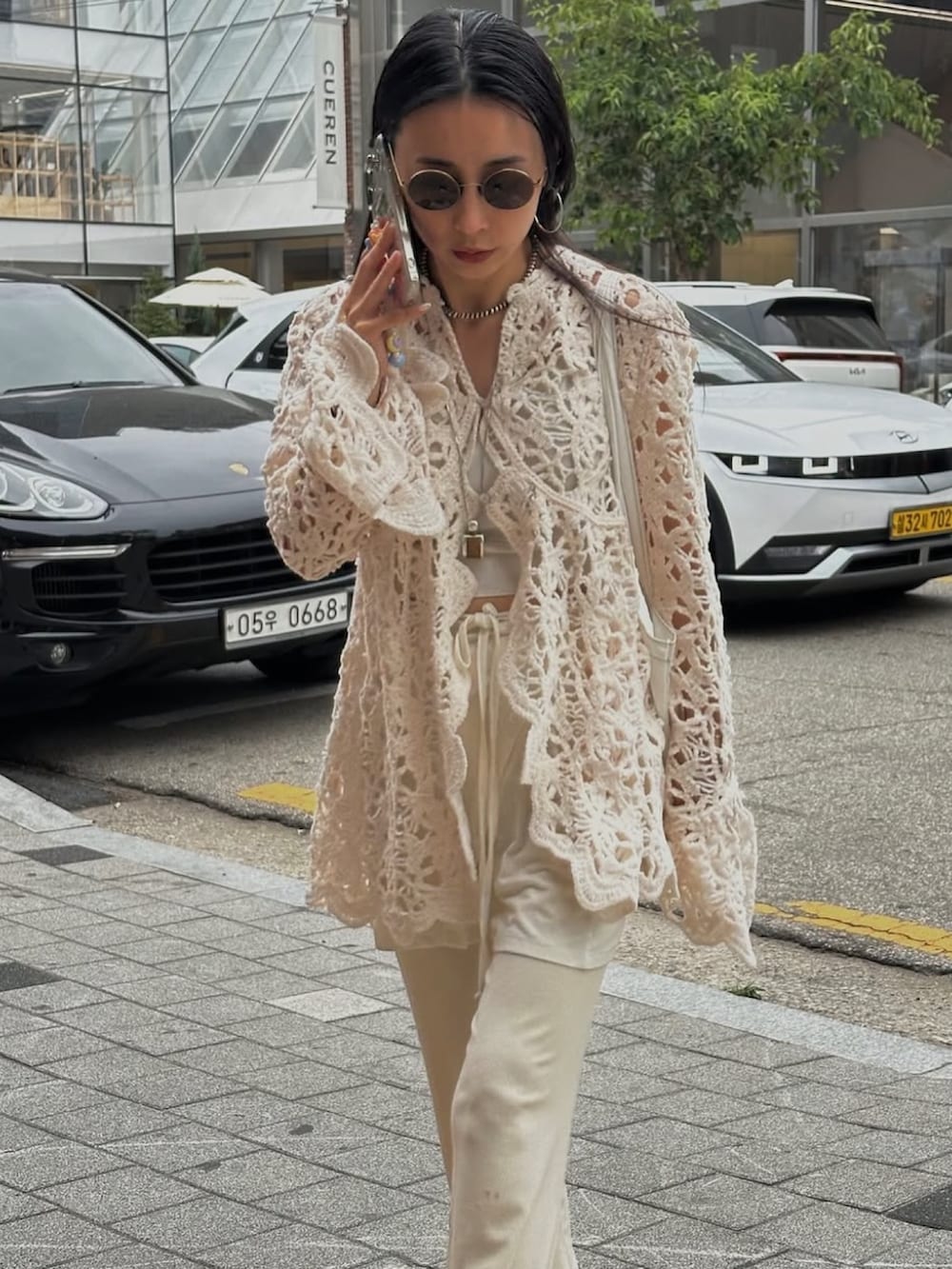 ホワイト系のニット/セーターを着用したレディースの秋コーディネートの2枚目の写真