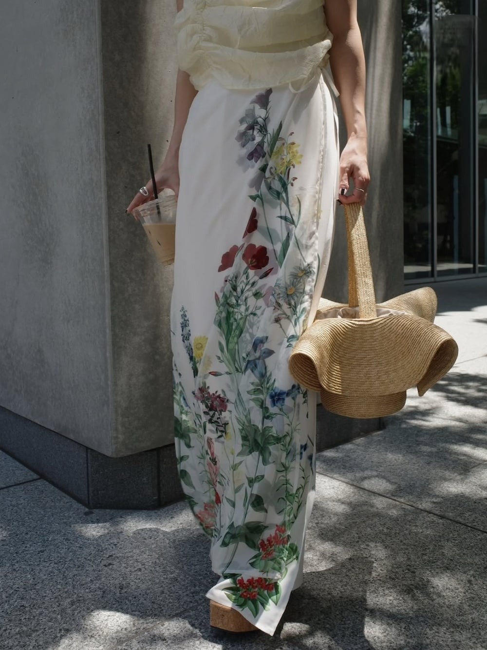 ホワイト系のスカートを着用したレディースの夏コーディネートの3枚目の写真