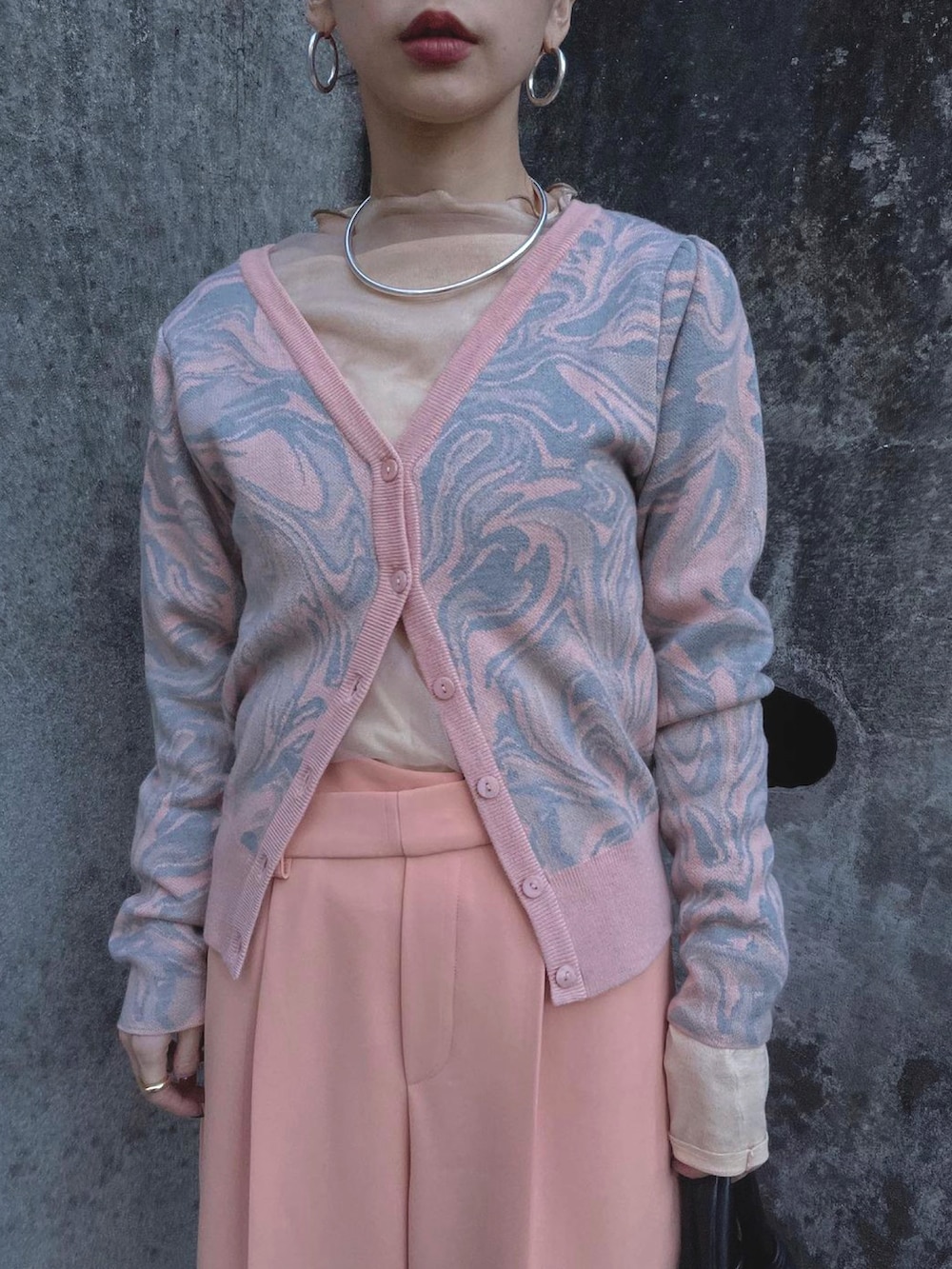 ピンク系のパンツ、ピンク系のニット/セーター、ピンク系のジャケット/アウターを着用したレディースの冬コーディネートの5枚目の写真