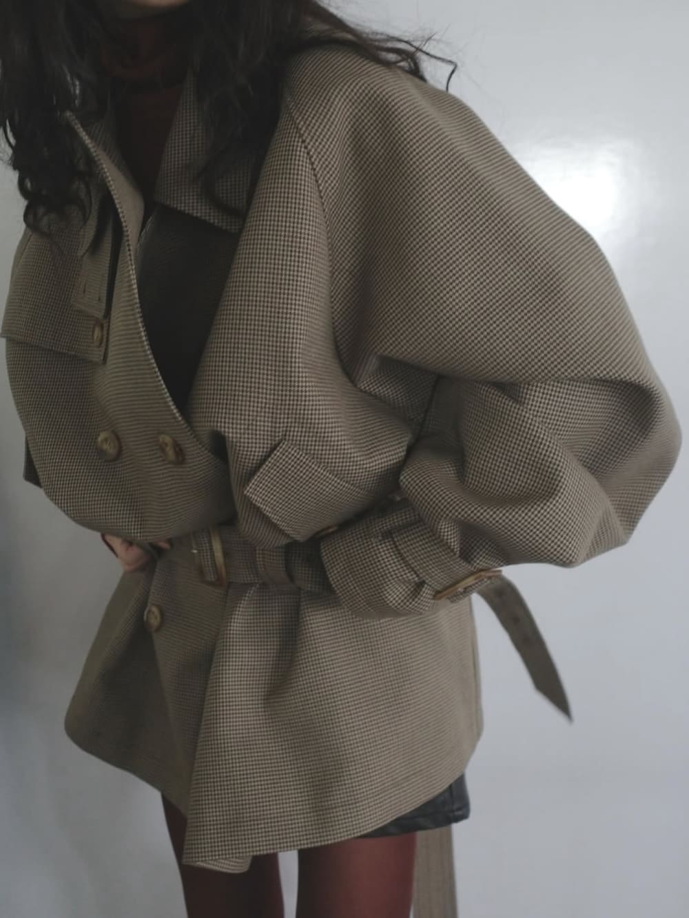 その他のトレンチコート、ブラック系のローファーを着用したレディースの秋コーディネートの5枚目の写真