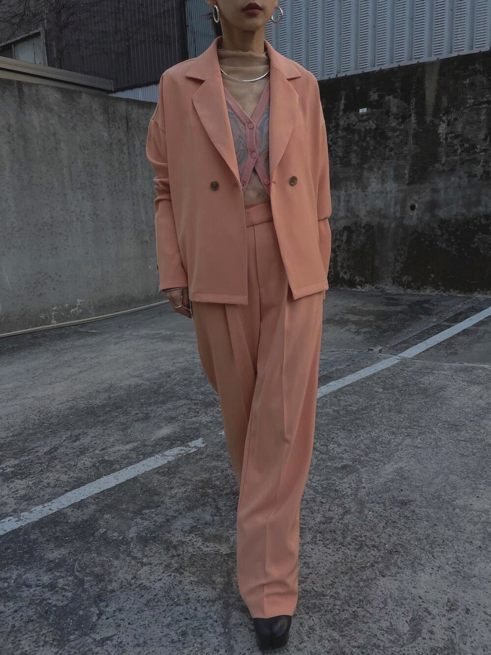 ピンク系のパンツ、ピンク系のニット/セーター、ピンク系のジャケット/アウターを着用したレディースの冬コーディネートの4枚目の写真