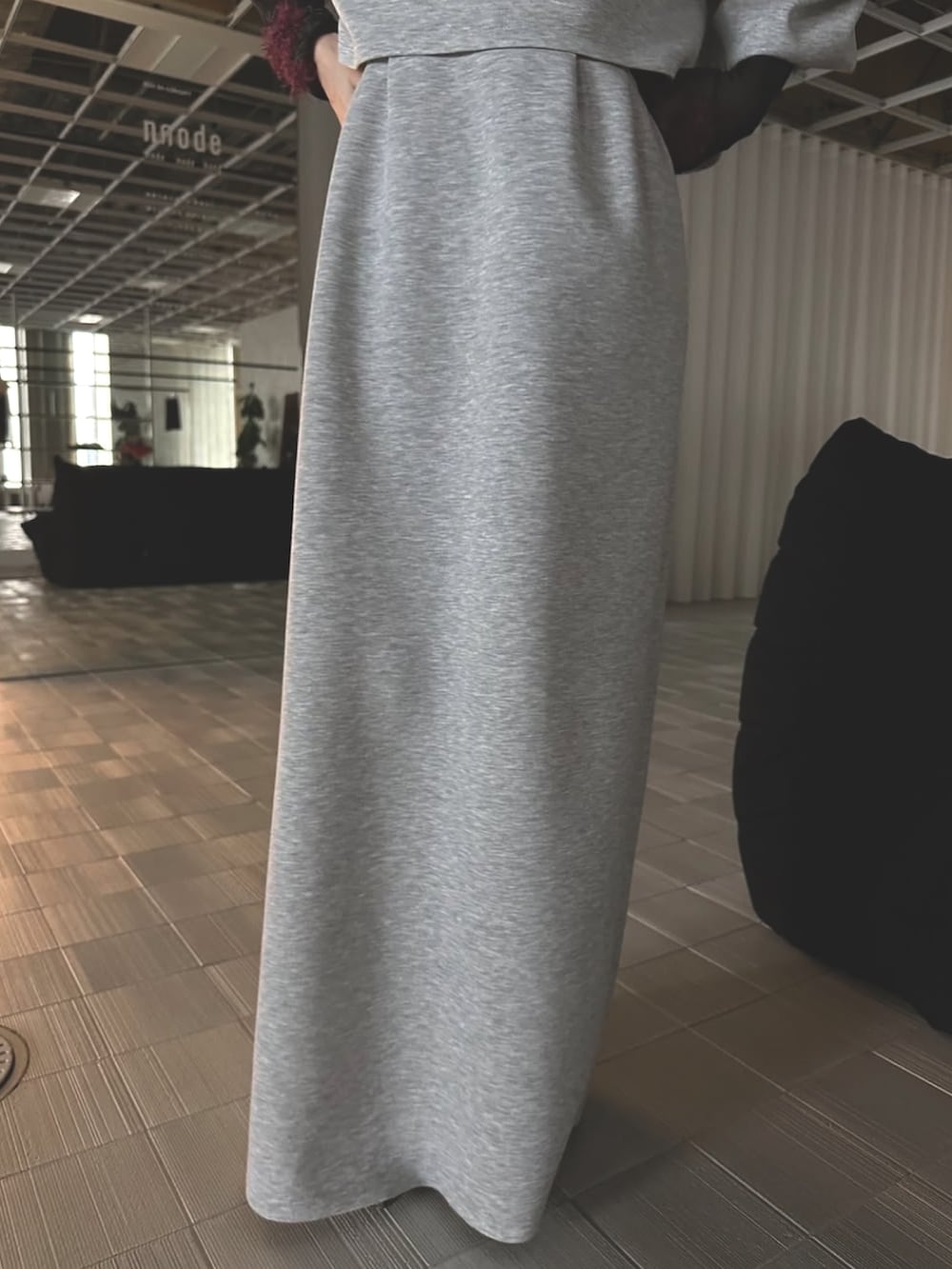 グレー系のワンピース、シルバー系のブーツを着用したレディースの冬コーディネートの3枚目の写真