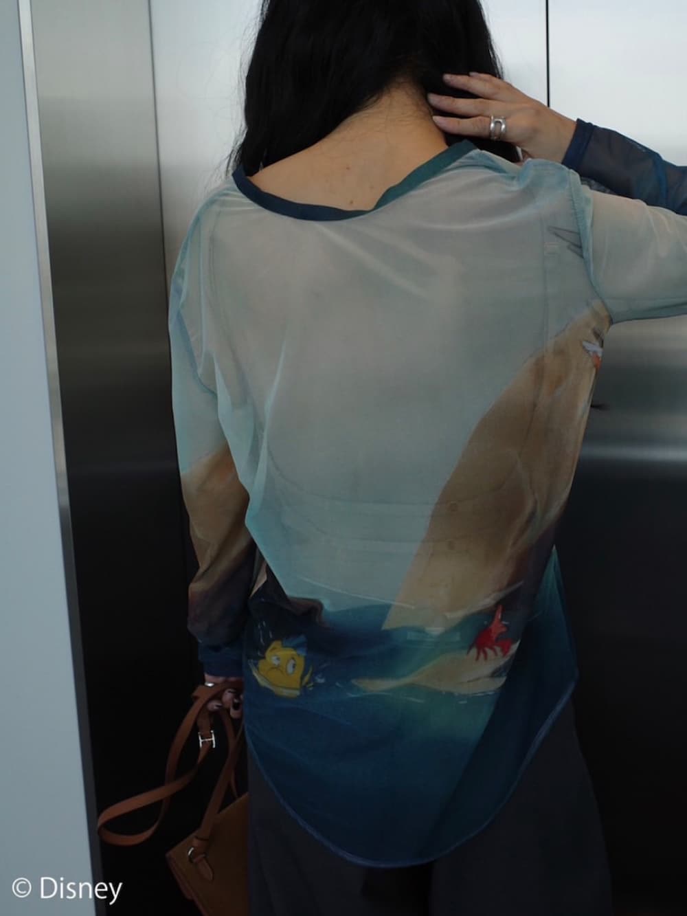 ブラック系のサンダル、ブルー系のカーディガン/ボレロ、グレー系のその他パンツを着用したレディースの秋コーディネートの4枚目の写真