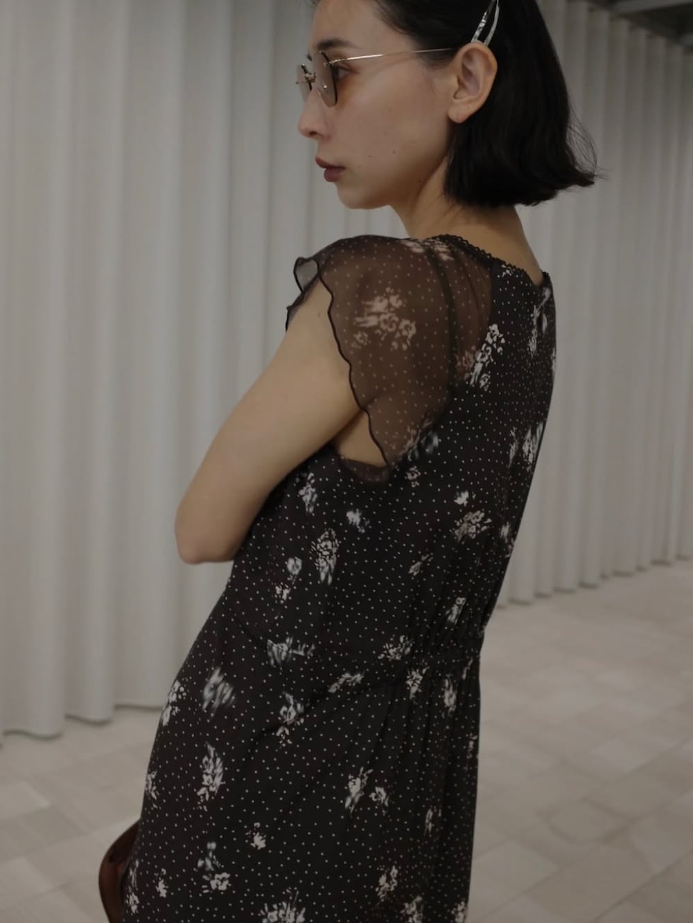 ブラック系のワンピース/ドレスを着用したレディースの春コーディネートの2枚目の写真