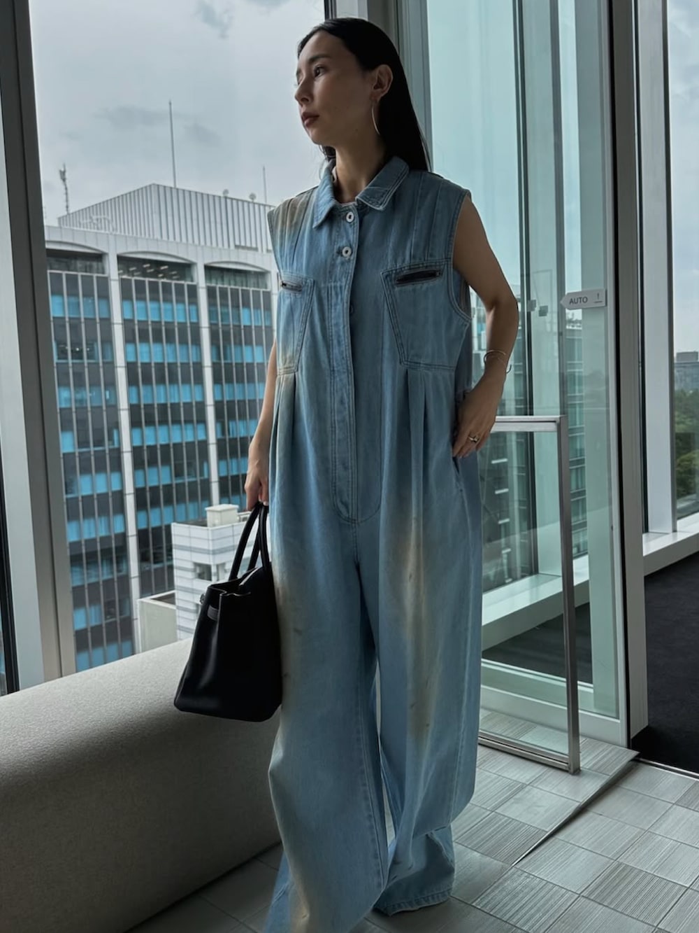 ブルー系のつなぎ/オールインワン、ホワイト系のサンダル、ホワイト系のタンクトップを着用したレディースの夏コーディネートの3枚目の写真