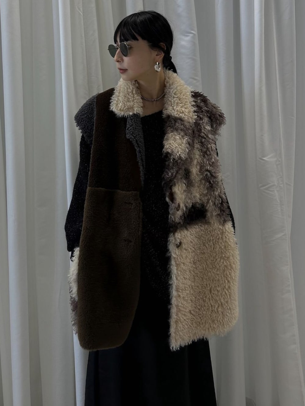 その他のその他アウター、ブラック系のブーツ、ブラック系のワンピースを着用したレディースの秋コーディネートの2枚目の写真