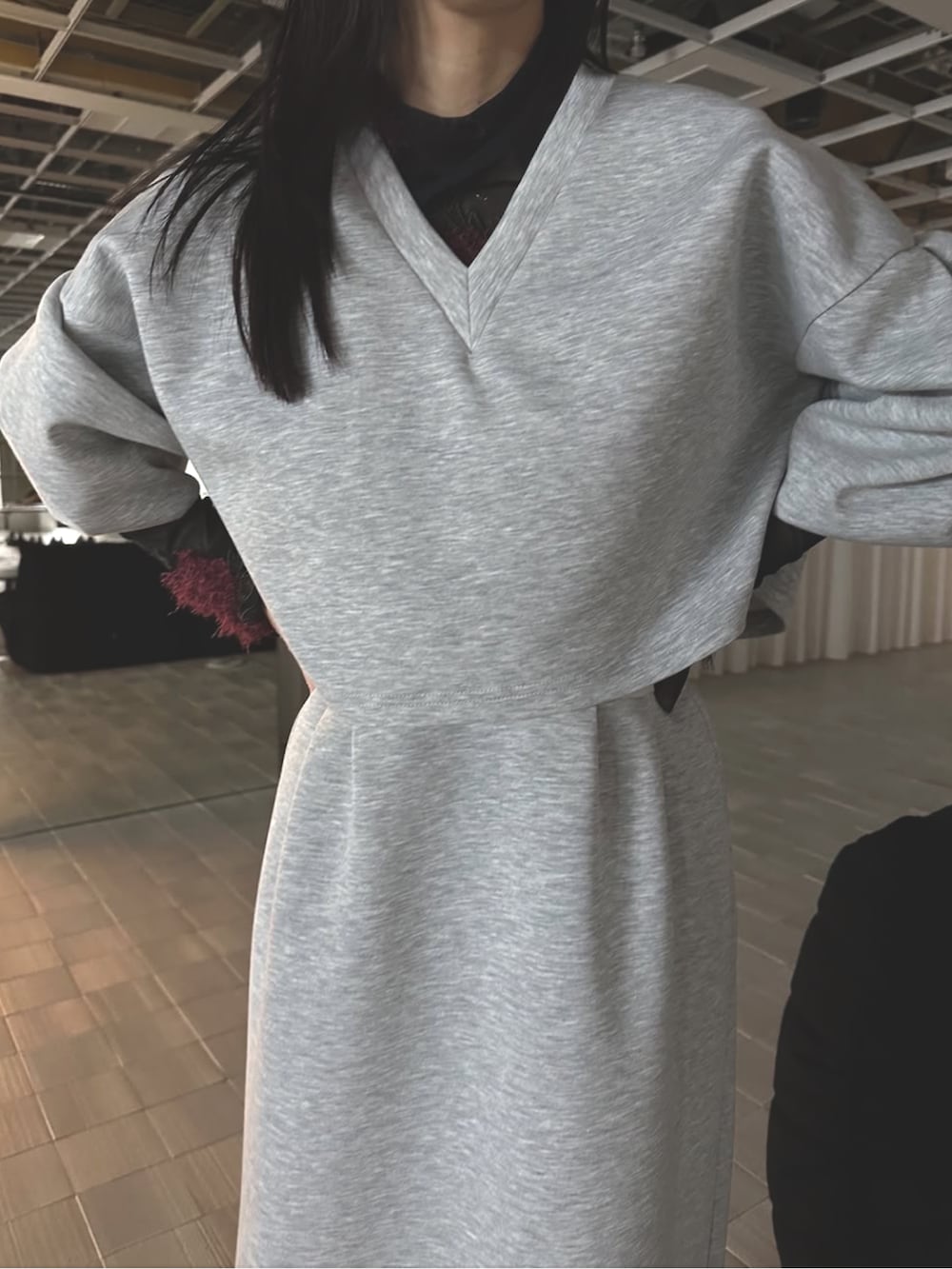 グレー系のワンピース、シルバー系のブーツを着用したレディースの冬コーディネートの2枚目の写真