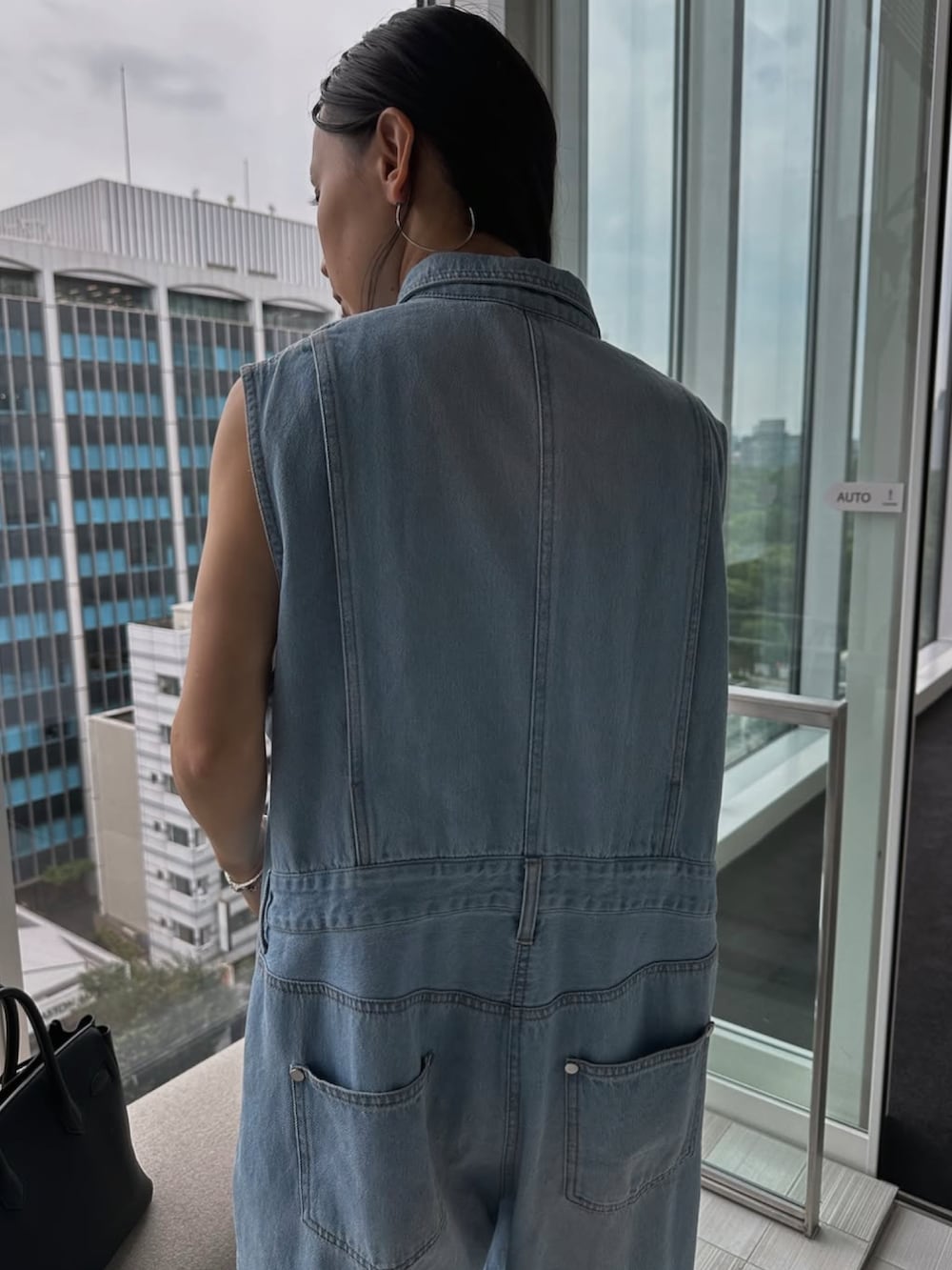 ブルー系のつなぎ/オールインワン、ホワイト系のサンダル、ホワイト系のタンクトップを着用したレディースの夏コーディネートの5枚目の写真