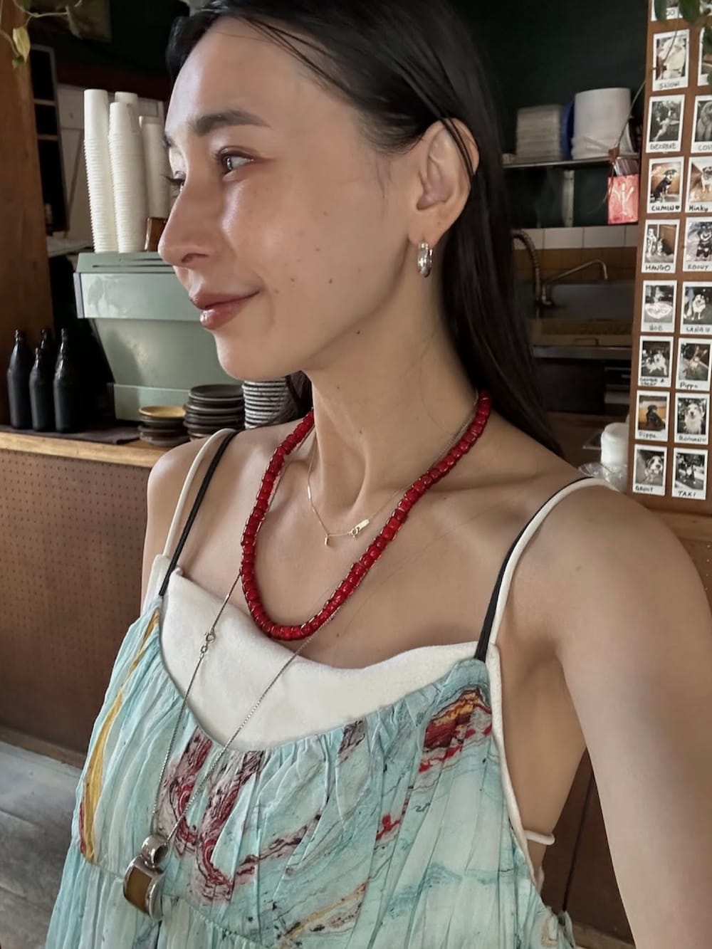 ブルー系のワンピースを着用したレディースの夏コーディネートの2枚目の写真