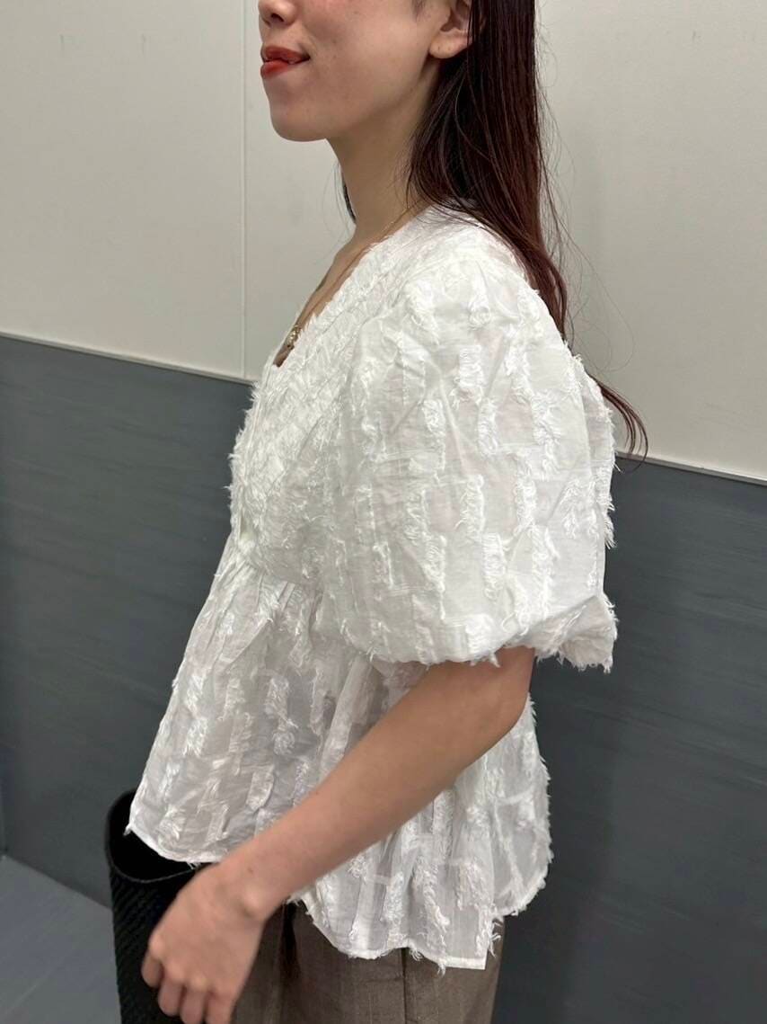 「大人カジュアル、きれいめカジュアル、ブラウス、シアー、newarrival、ハーフパンツ、ROSSO、ジャガード、オンオフ兼用、骨格ウェーブ、30代前半、きれいめ、イエベ秋、ウェーブ×イエベ秋、明日着たい服」｜「URBAN RESEARCH ROSSO WOMENのリネンライクハーフパンツ（その他パンツ、ブラウン系）」を使った、ayaka kawaharadaさん（レディース・164cm）の夏コーディネートの5枚目の写真