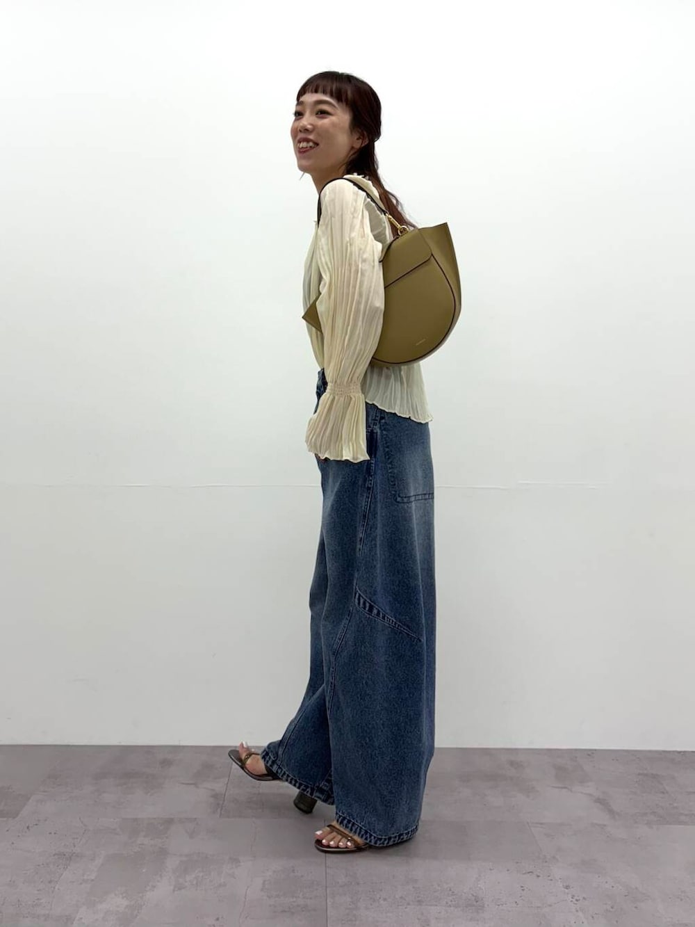 「大人カジュアル、デニム、カジュアル、きれいめカジュアル、ブラウス、なりたい今日になれる服、春コーデ、ROSSO、プリーツ、コクーンパンツ、urbanresearchrosso、トレンドコーデ、アーバンリサーチロッソ、ur_rosso、骨格ウェーブ」｜「URBAN RESEARCH ROSSO WOMENのコクーンフォルムデニムパンツ（デニムパンツ、ブルー系）」を使った、ayaka kawaharadaさん（レディース・164cm）の冬コーディネートの2枚目の写真