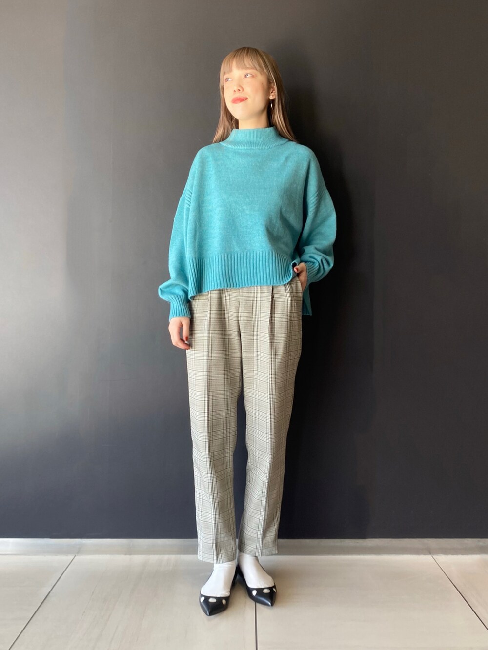 「URBAN RESEARCH ROSSO、URBAN RESEARCH、ROSSO、カジュアル、オトナカジュアル、テーパードパンツ、チェックパンツ、ネイビーコーデ、ウールコート、リバーシブルコート、リバーシブル、カラーニット、ニット、ブルーコーデ、さわやかコーデ」｜「URBAN RESEARCH ROSSOのショートデザインホールニット（ニット/セーター、ブルー系）」を使った、ayaka kawaharadaさん（レディース・164cm）の冬コーディネートの2枚目の写真