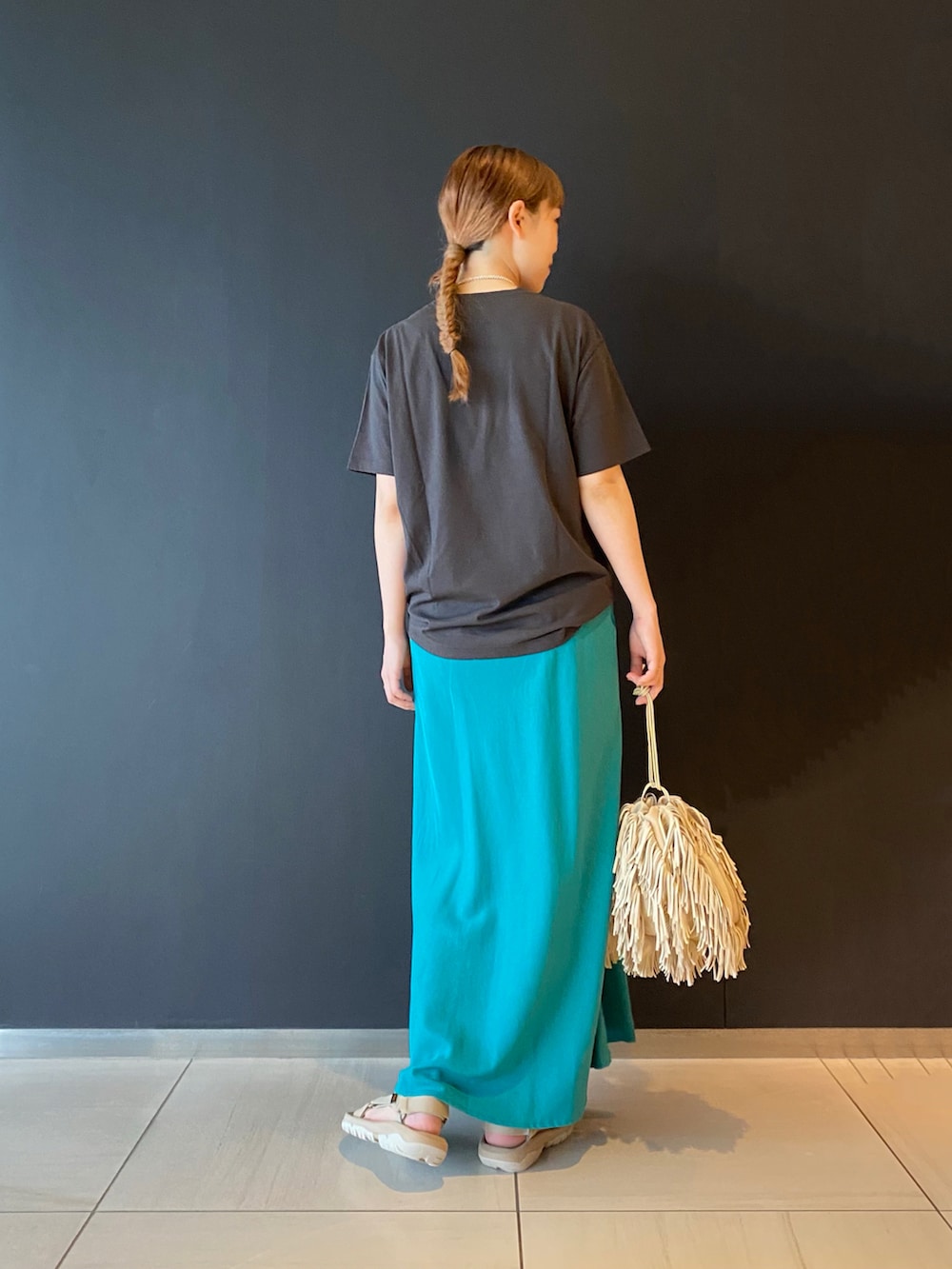 「summer、girl、sporty、URBAN RESEARCH ROSSO、ROSSO、オトナカジュアル、カジュアル、Tシャツ、ロゴT、リネン、リネンスカート、teva、スポサン、ロングスカート、カラーコーデ」｜「MARY AL TERNAの【MARY AL TERNA/メアリ オル ターナ】SWAY BAG：バッグ（ショルダーバッグ、ベージュ系）」を使った、ayaka kawaharadaさん（レディース・164cm）の夏コーディネートの2枚目の写真