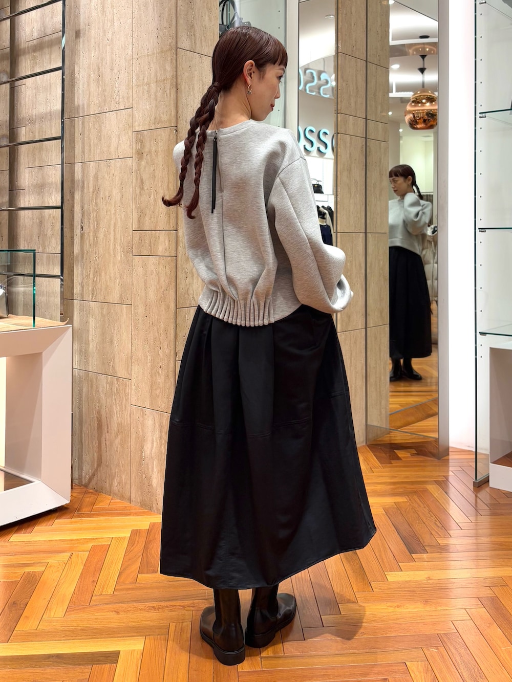 グレー系のTシャツ/カットソー、ブラック系のスカート、その他のハンドバッグを着用したレディースの秋コーディネートの7枚目の写真