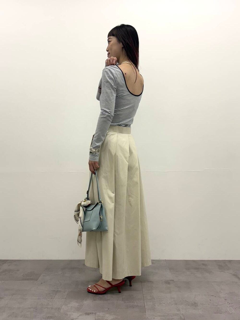 「大人カジュアル、カジュアル、きれいめカジュアル、ロンT、ボーダー、なりたい今日になれる服、春コーデ、ROSSO、urbanresearchrosso、バックオープン、トレンドコーデ、アーバンリサーチロッソ、ur_rosso、骨格ウェーブ、30代前半」｜「URBAN RESEARCH ROSSO WOMENのGREEN BUTTER　Two-way Stripe Patch T-shirts（Tシャツ/カットソー、ブルー系）」を使った、ayaka kawaharadaさん（レディース・164cm）の冬コーディネートの2枚目の写真