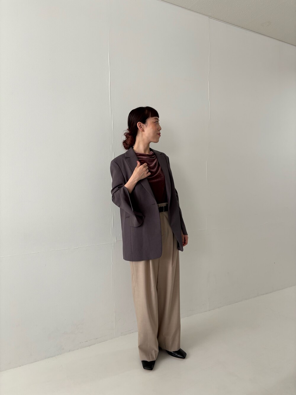 グレー系のその他アウター、レッド系のTシャツ/カットソー、ベージュ系のその他パンツを着用したレディースの秋コーディネートの3枚目の写真