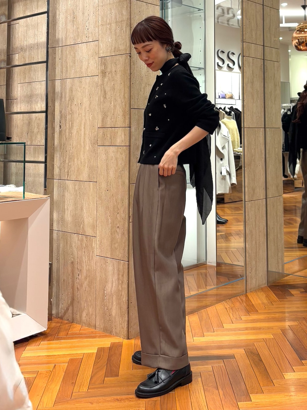 ブラック系のカーディガン/ボレロ、ブラウン系のその他パンツ、ブラック系のローファーを着用したレディースの秋コーディネートの2枚目の写真