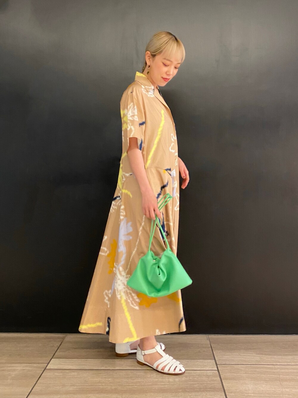 ベージュ系のワンピース/ドレス、ベージュ系のバッグ、ホワイト系のシューズを着用したレディースの春コーディネートの2枚目の写真