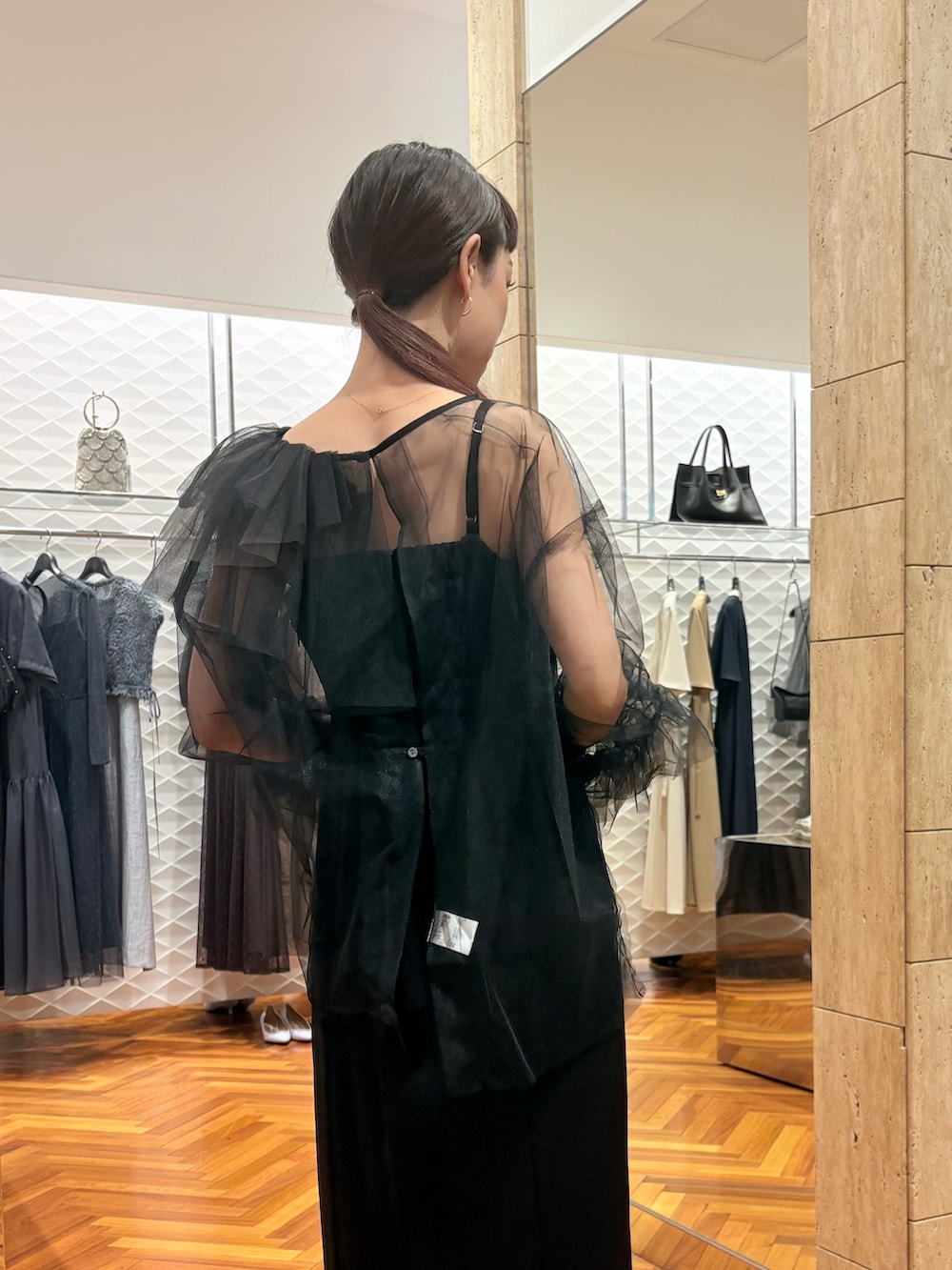 「ドレス、ドレスアップ、ドレスコーデ、結婚式、結婚式二次会スタイル、結婚式 ワンピース、結婚式コーデ、結婚式スタイル、結婚式2次会、結婚式お呼ばれ、結婚式 ドレス、アーバンリサーチロッソ、ROSSO、ROSSOドレス、お呼ばれコーデ」｜「URBAN RESEARCH ROSSO WOMENのビーズデザインハンドバッグ（ハンドバッグ、ブラック系）」を使った、ayaka kawaharadaさん（骨格ウェーブ・レディース・164cm）の夏コーディネートの4枚目の写真
