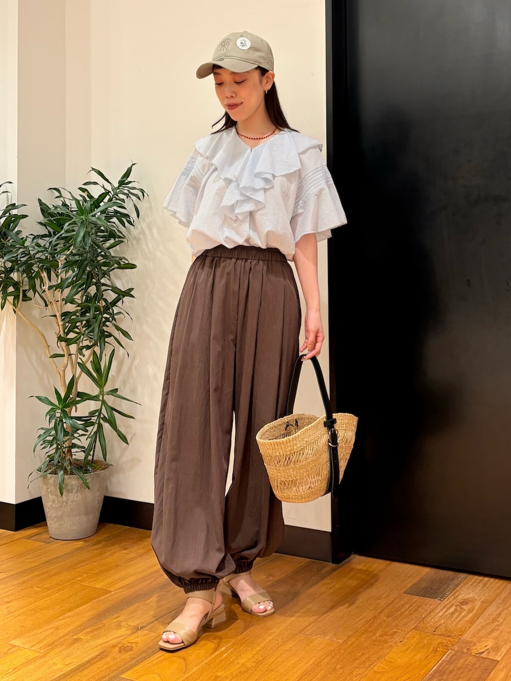 ブルー系のシャツ/ブラウス、ブラウン系のその他パンツ、ベージュ系のサンダルを着用したレディースの夏コーディネートの4枚目の写真
