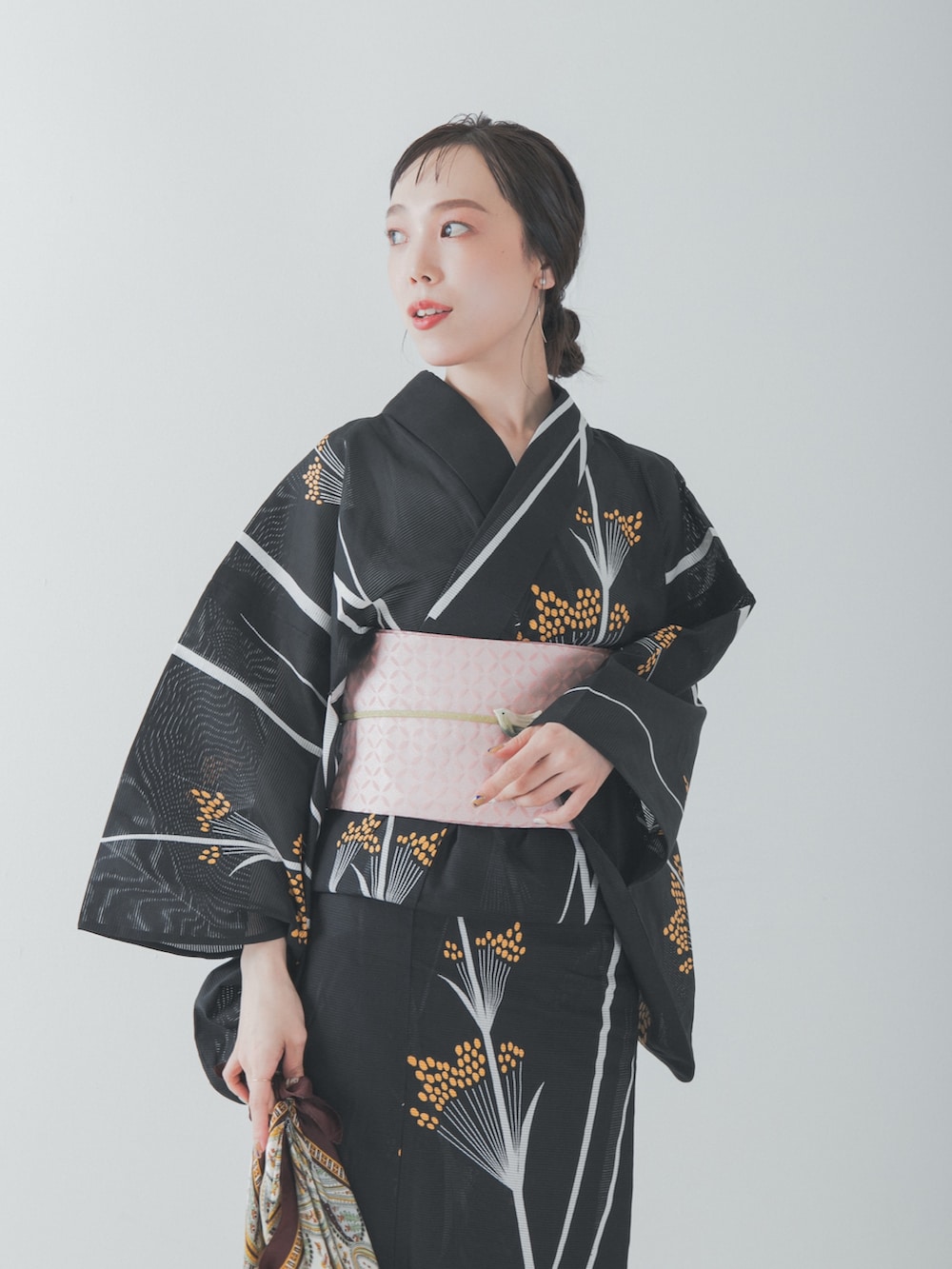 ブラック系の浴衣、ピンク系の着物、ゴールド系の着物を着用したレディースの夏コーディネートの3枚目の写真