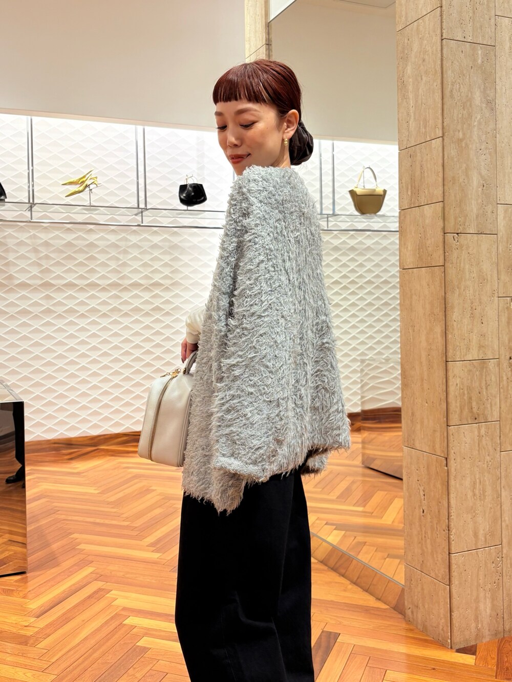 ホワイト系のTシャツ/カットソー、ブラック系のデニムパンツ、ブラック系のローファーを着用したレディースの秋コーディネートの6枚目の写真