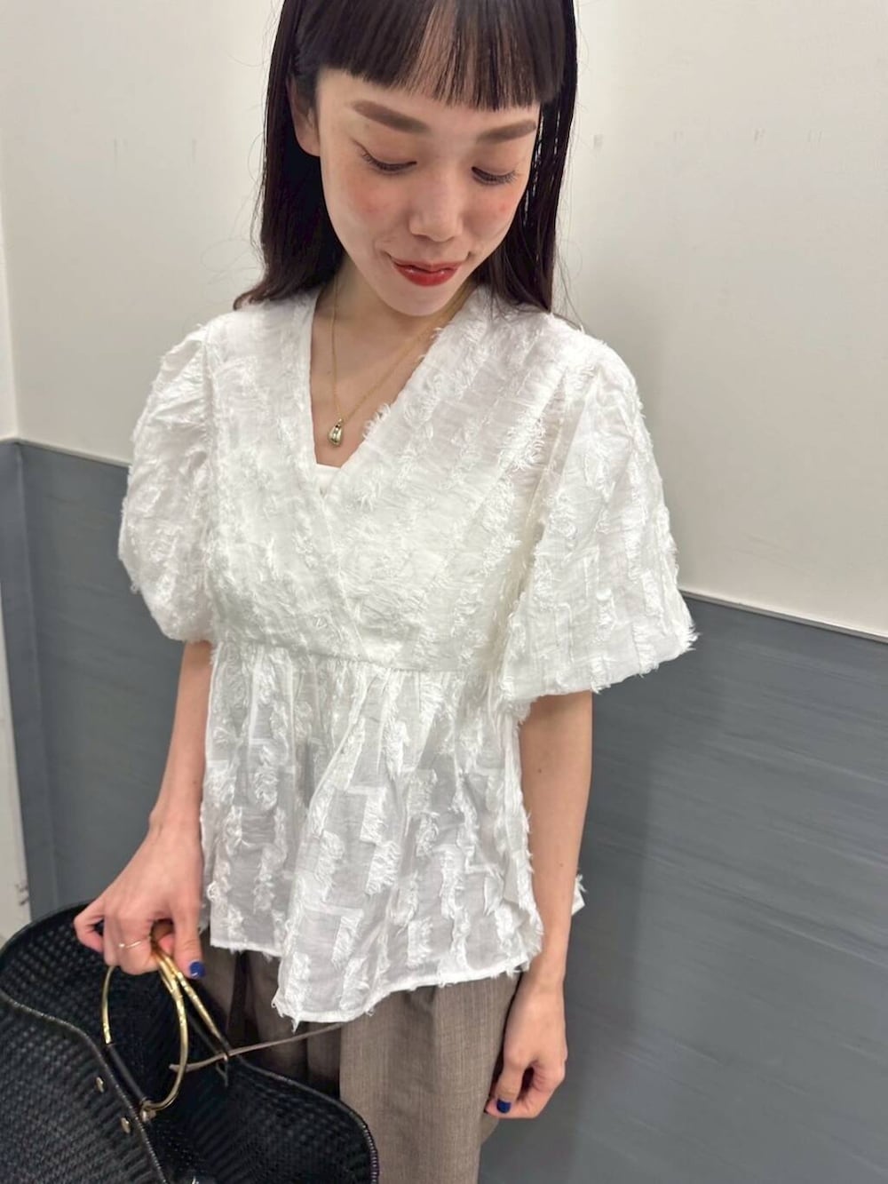 「大人カジュアル、きれいめカジュアル、ブラウス、シアー、newarrival、ハーフパンツ、ROSSO、ジャガード、オンオフ兼用、骨格ウェーブ、30代前半、きれいめ、イエベ秋、ウェーブ×イエベ秋、明日着たい服」｜「URBAN RESEARCH ROSSO WOMENのリネンライクハーフパンツ（その他パンツ、ブラウン系）」を使った、ayaka kawaharadaさん（レディース・164cm）の夏コーディネートの4枚目の写真