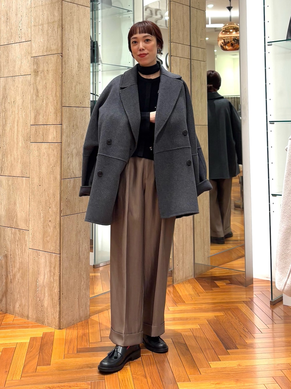 ブラック系のカーディガン/ボレロ、ブラウン系のその他パンツ、ブラック系のローファーを着用したレディースの秋コーディネートの5枚目の写真